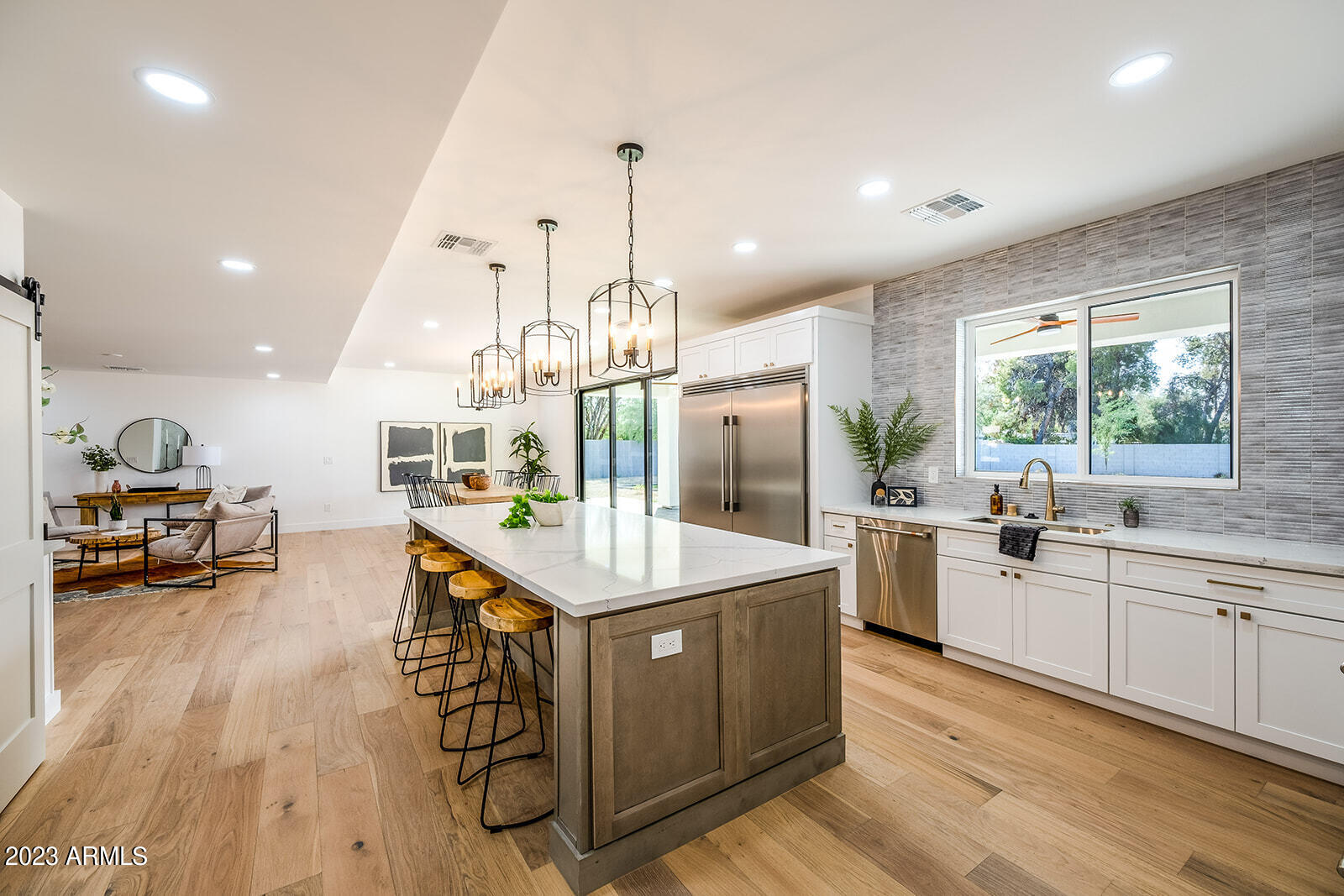 7021 E DREYFUS Avenue