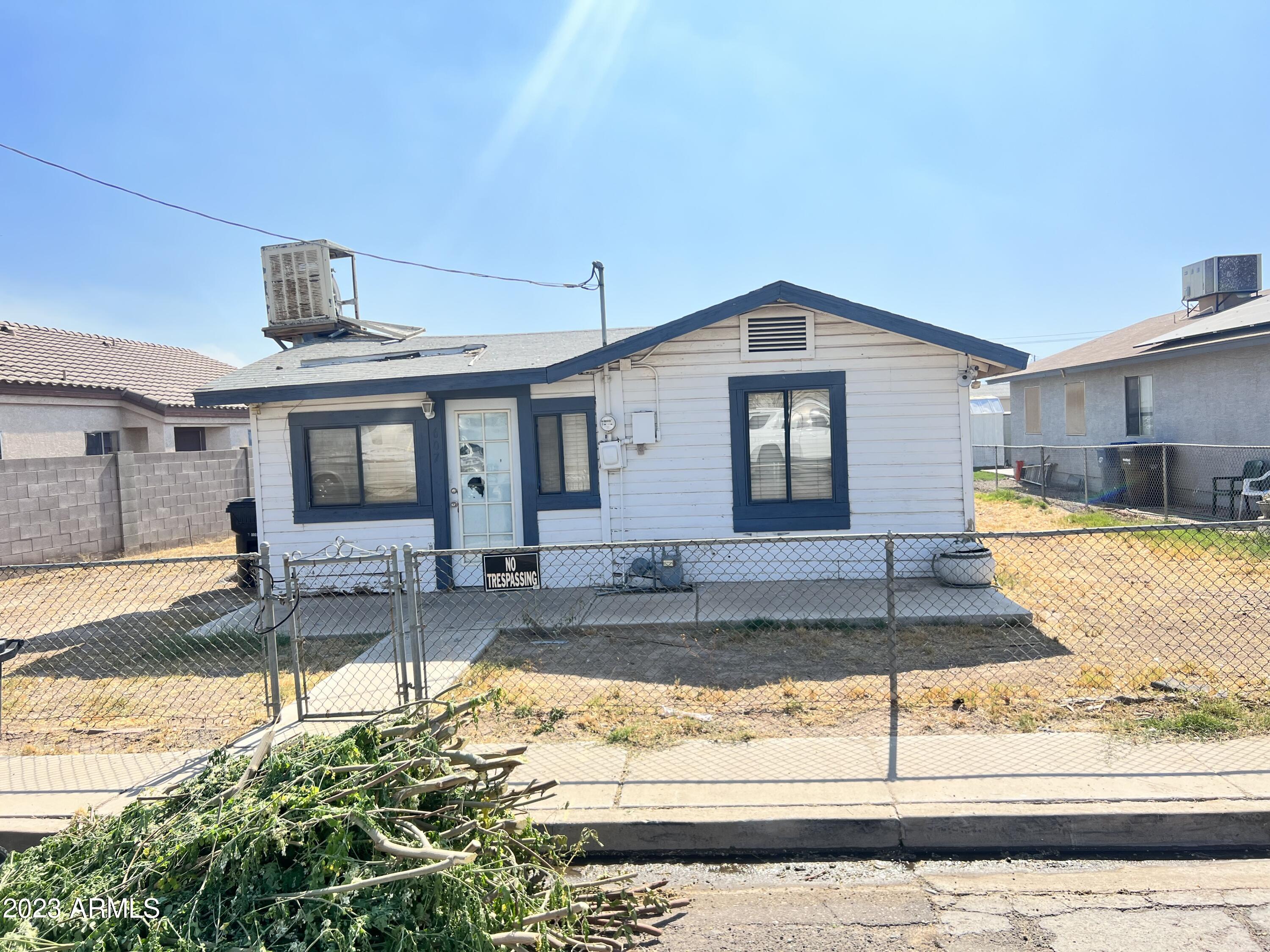 607 E PACIFIC Drive