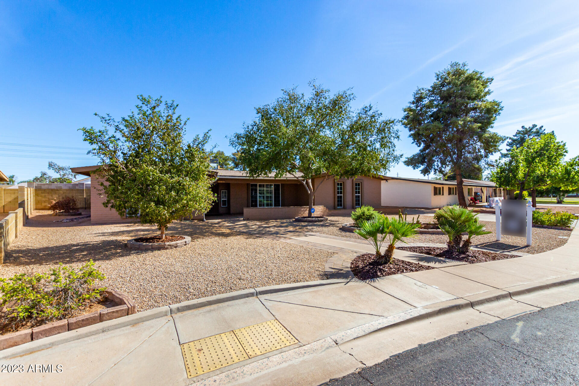 1138 E 9TH Place