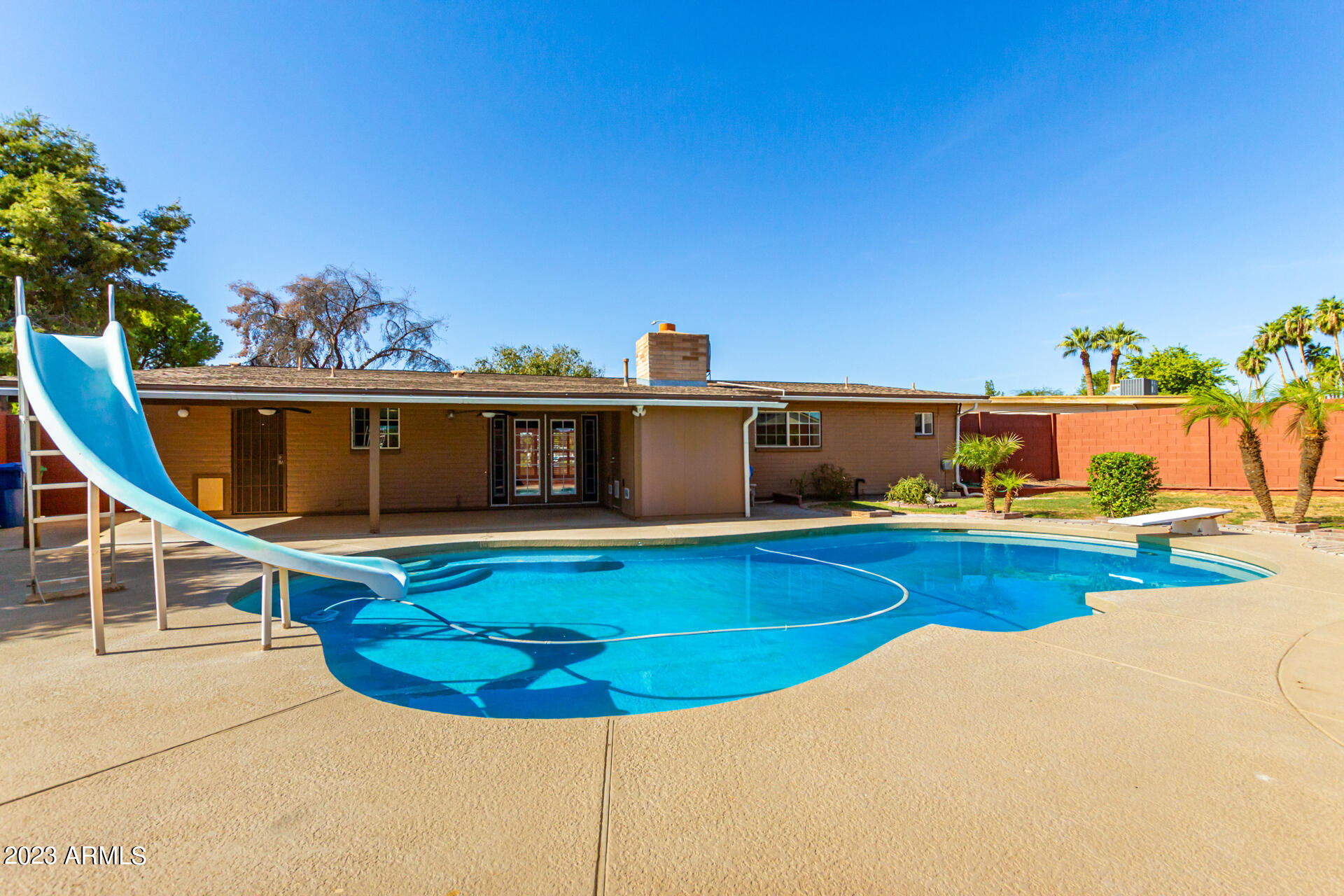 1138 E 9TH Place