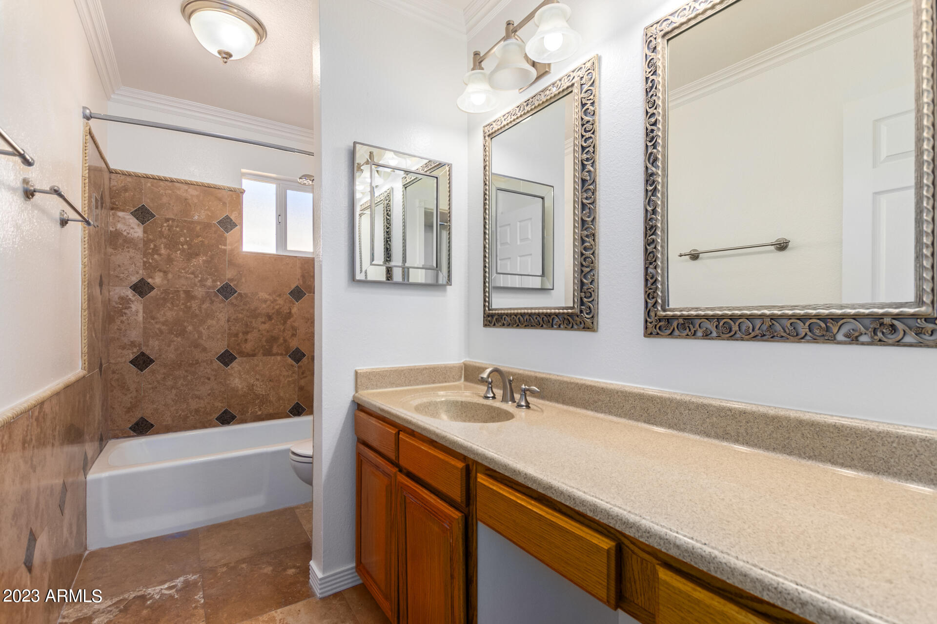 1138 E 9TH Place