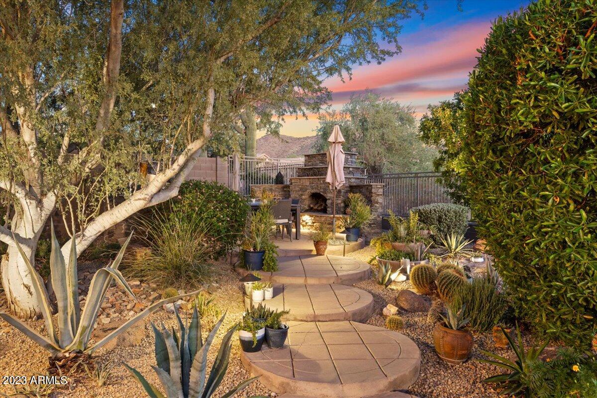 10793 E GELDING Drive