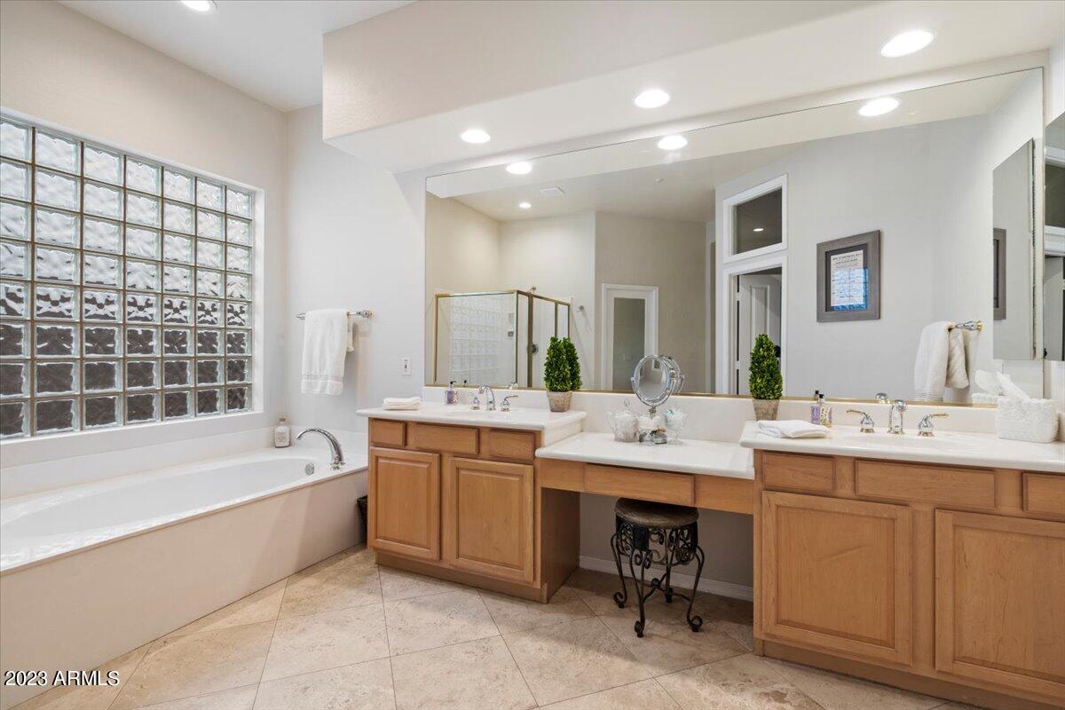 10793 E GELDING Drive