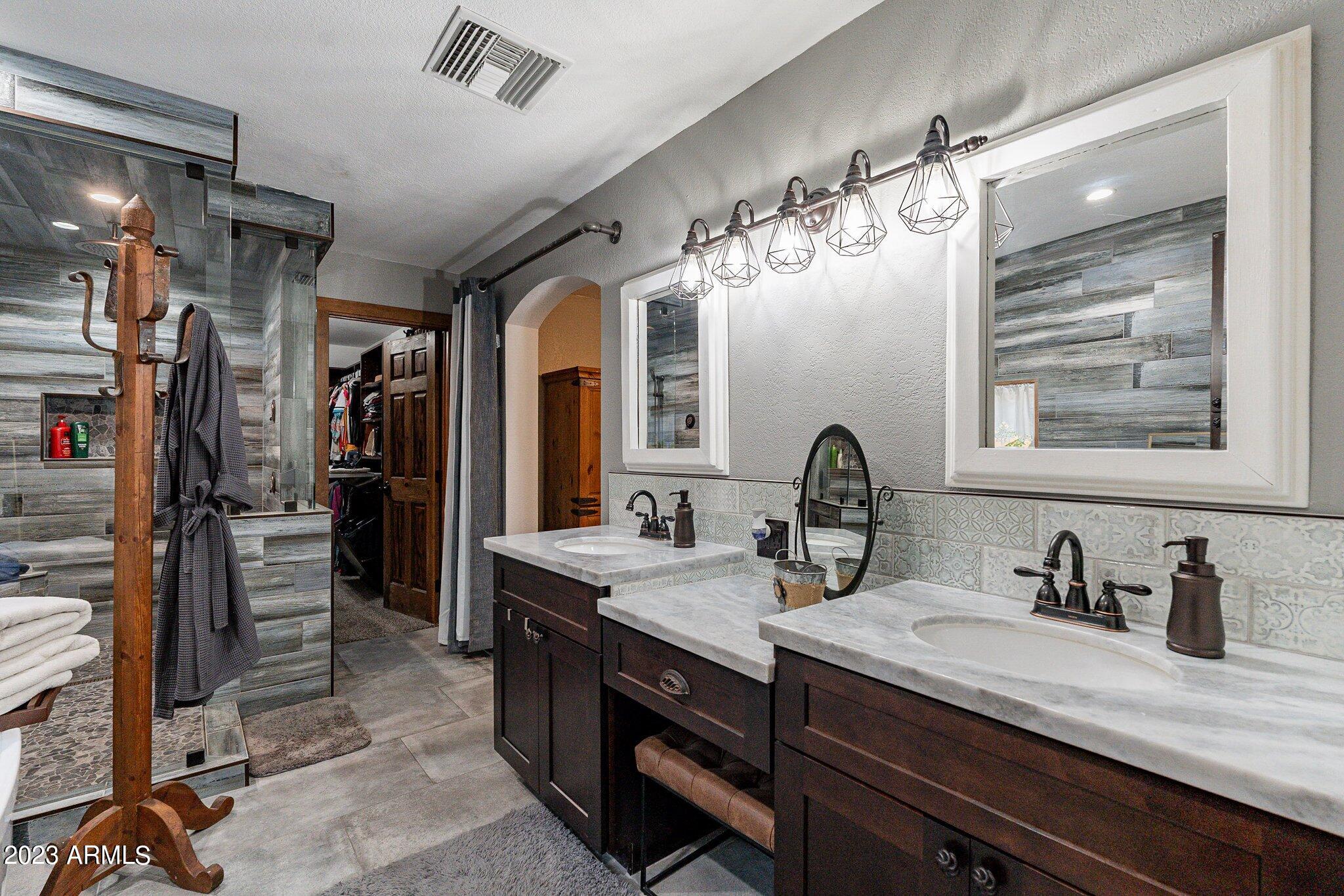 2512 E LEONORA Street