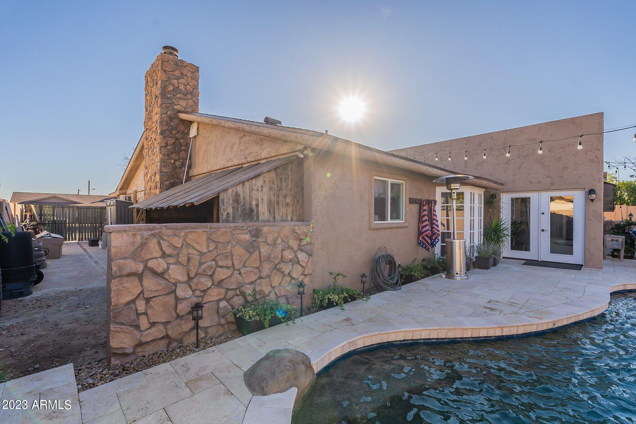 2512 E LEONORA Street