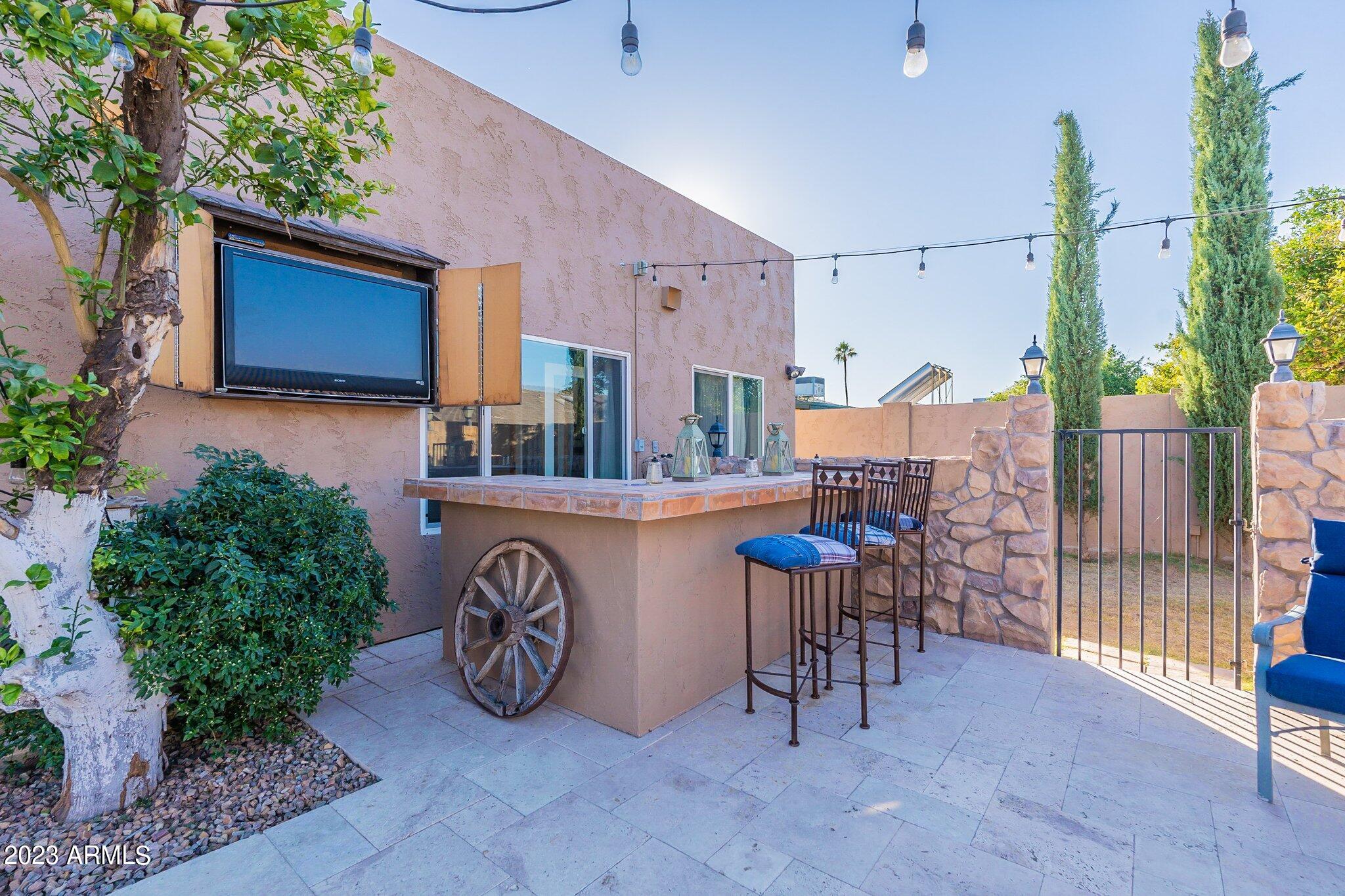 2512 E LEONORA Street