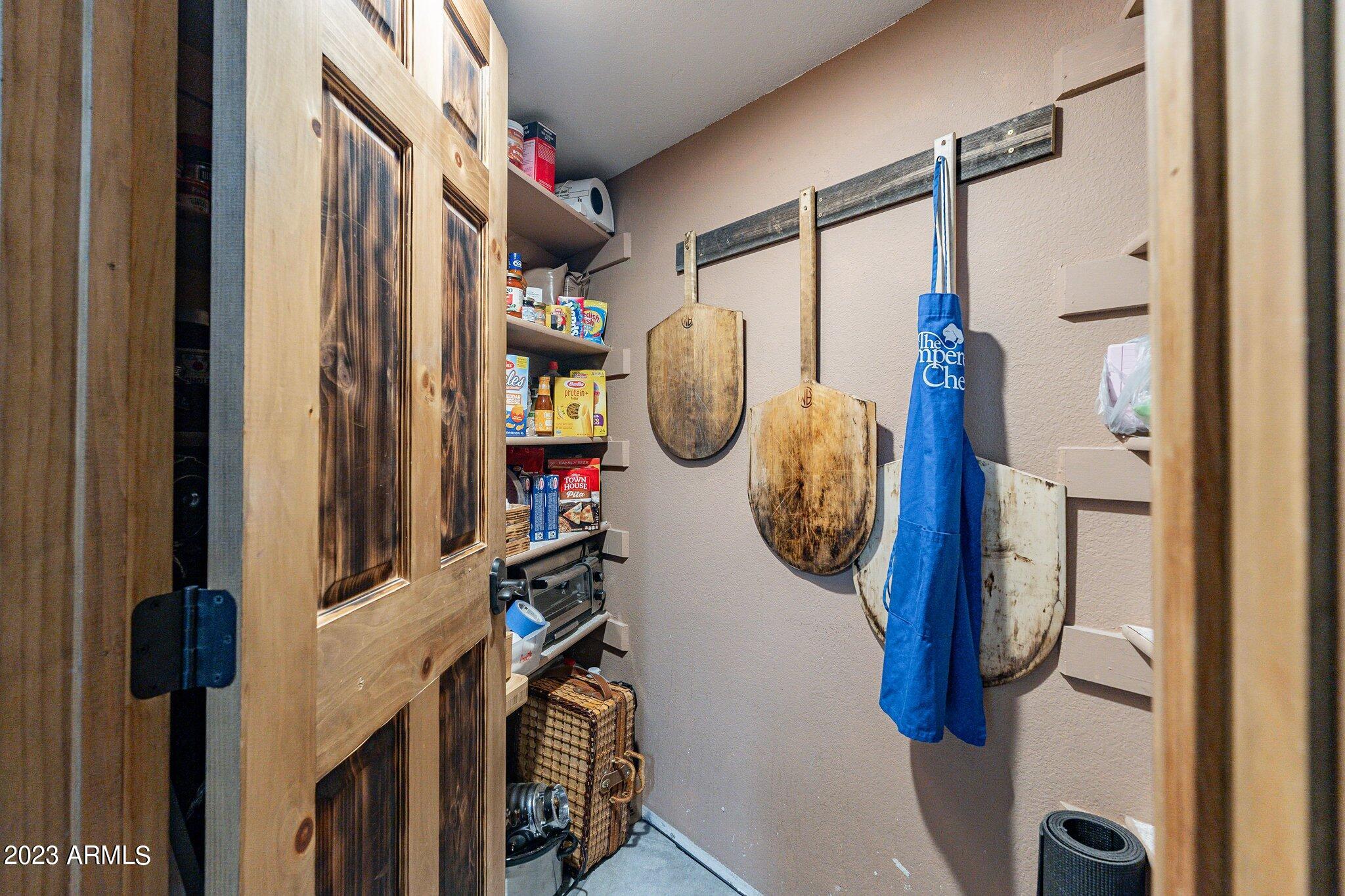 2512 E LEONORA Street