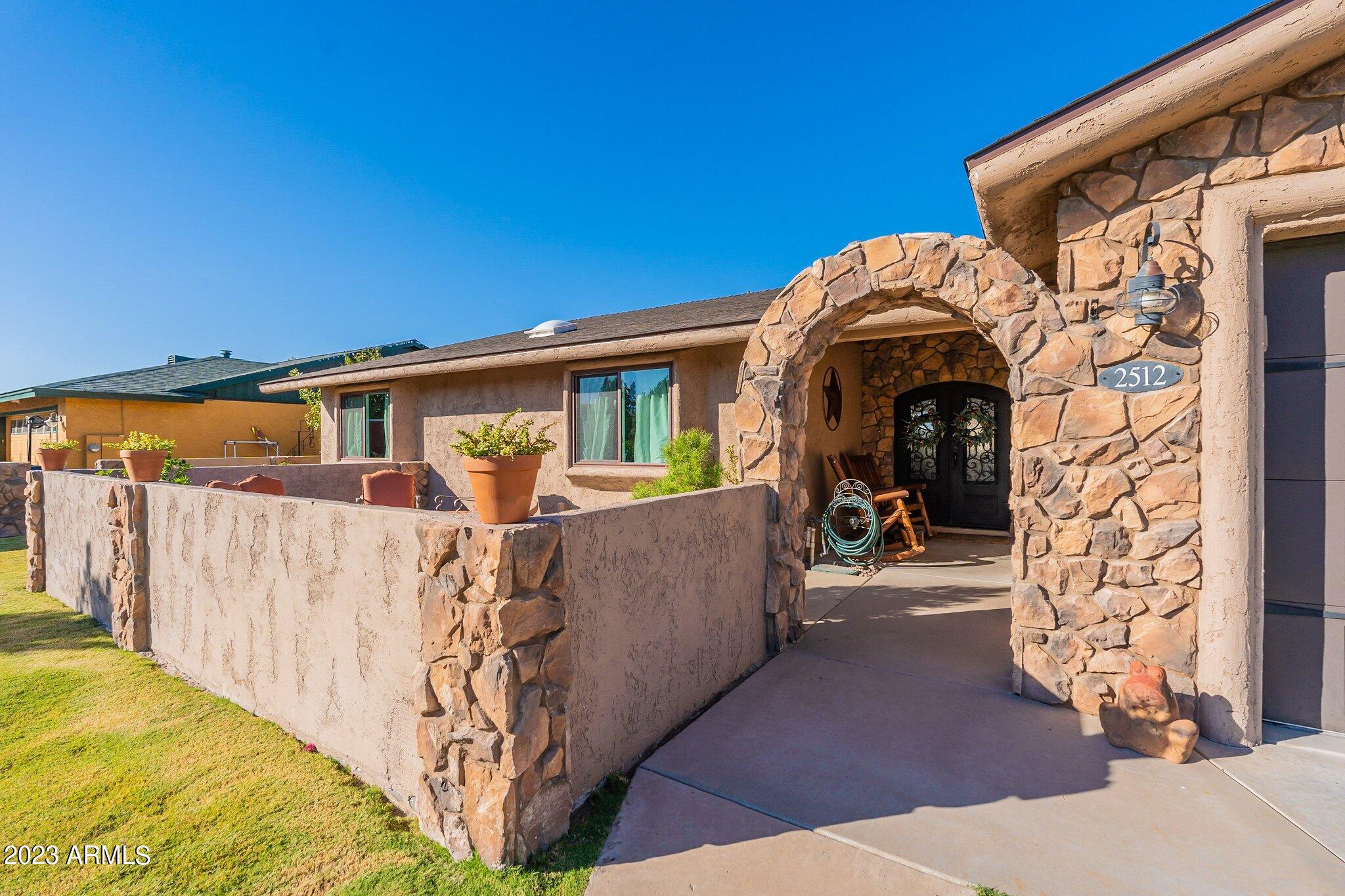 2512 E LEONORA Street