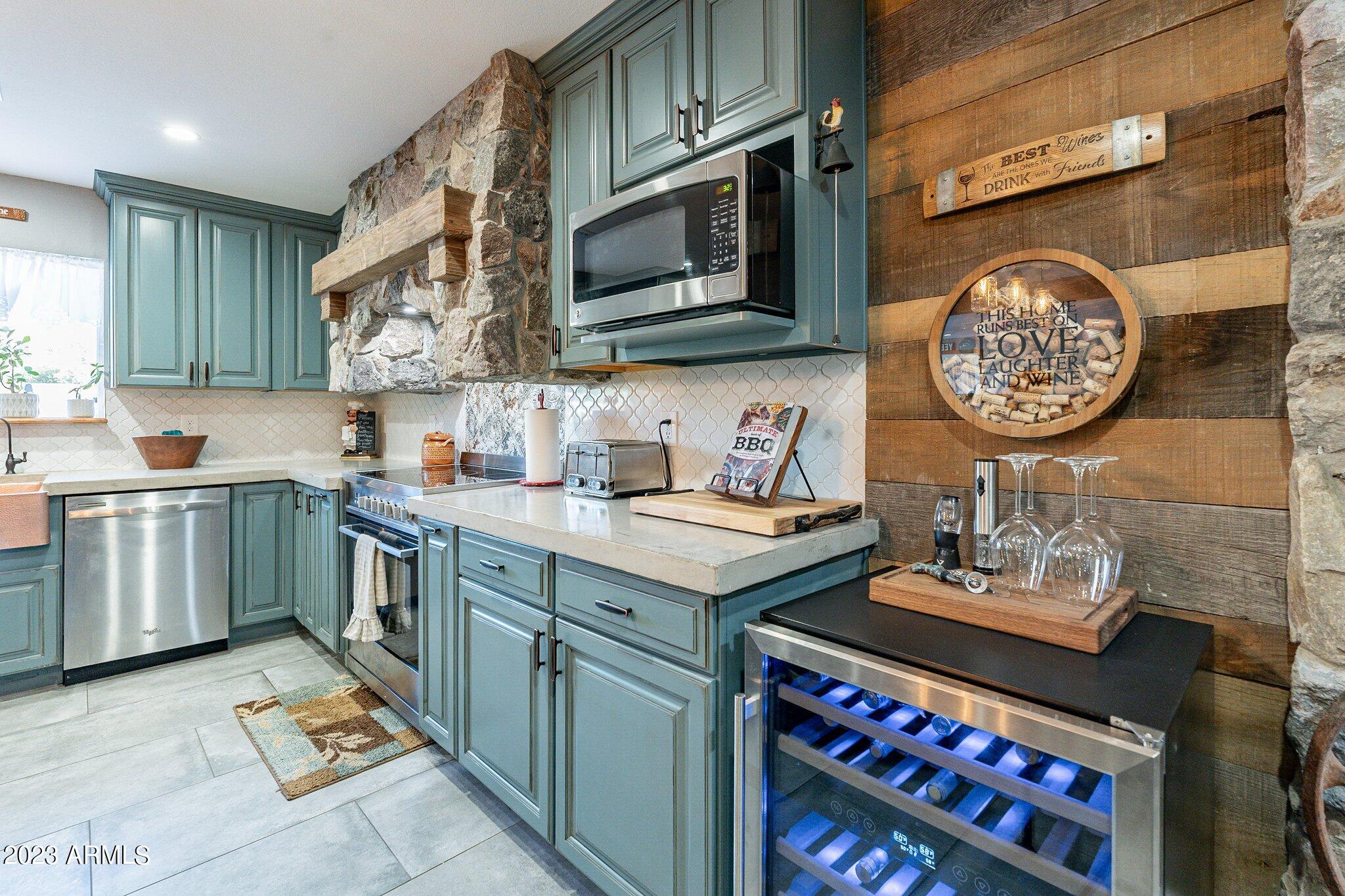 2512 E LEONORA Street