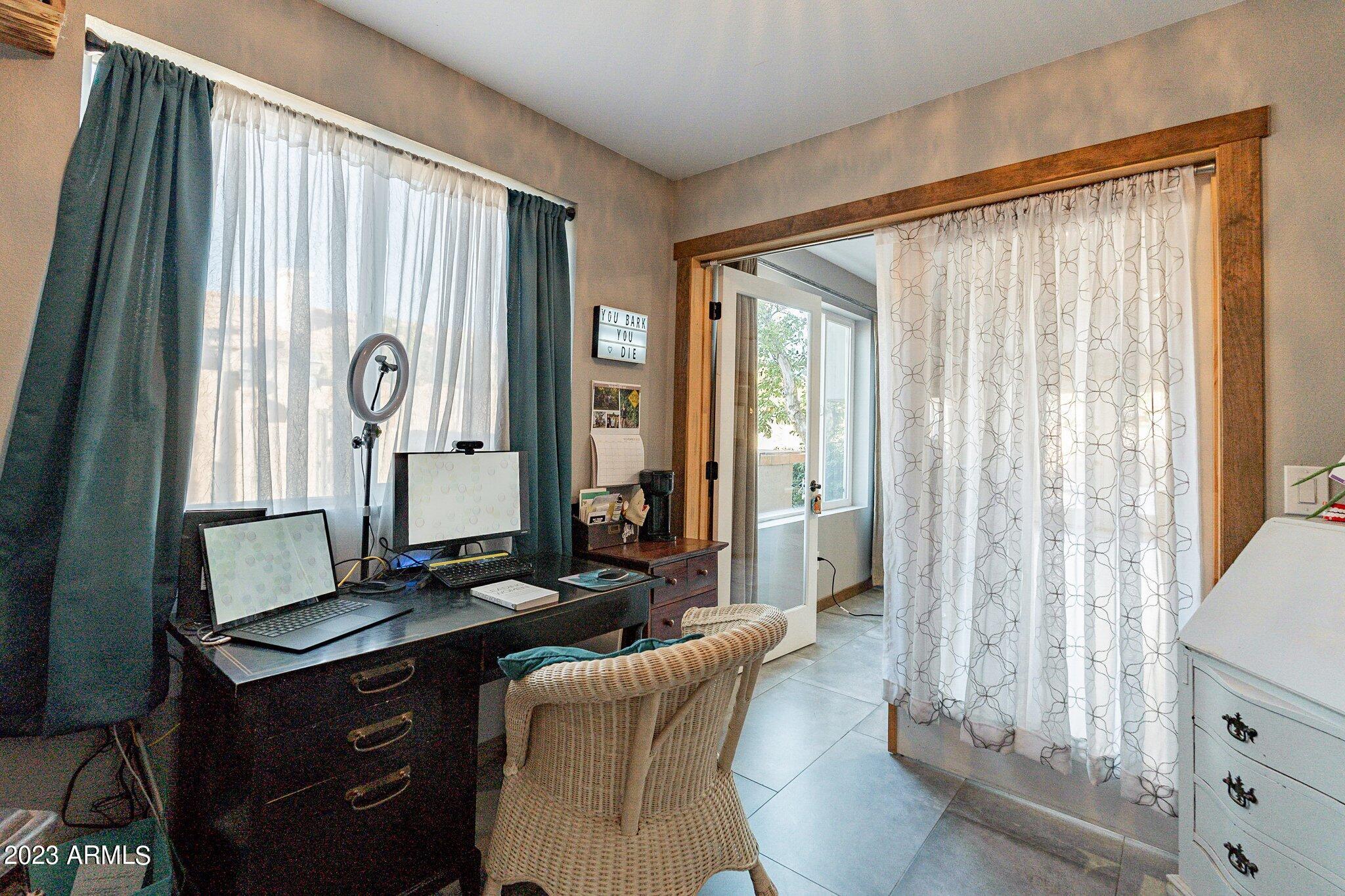 2512 E LEONORA Street