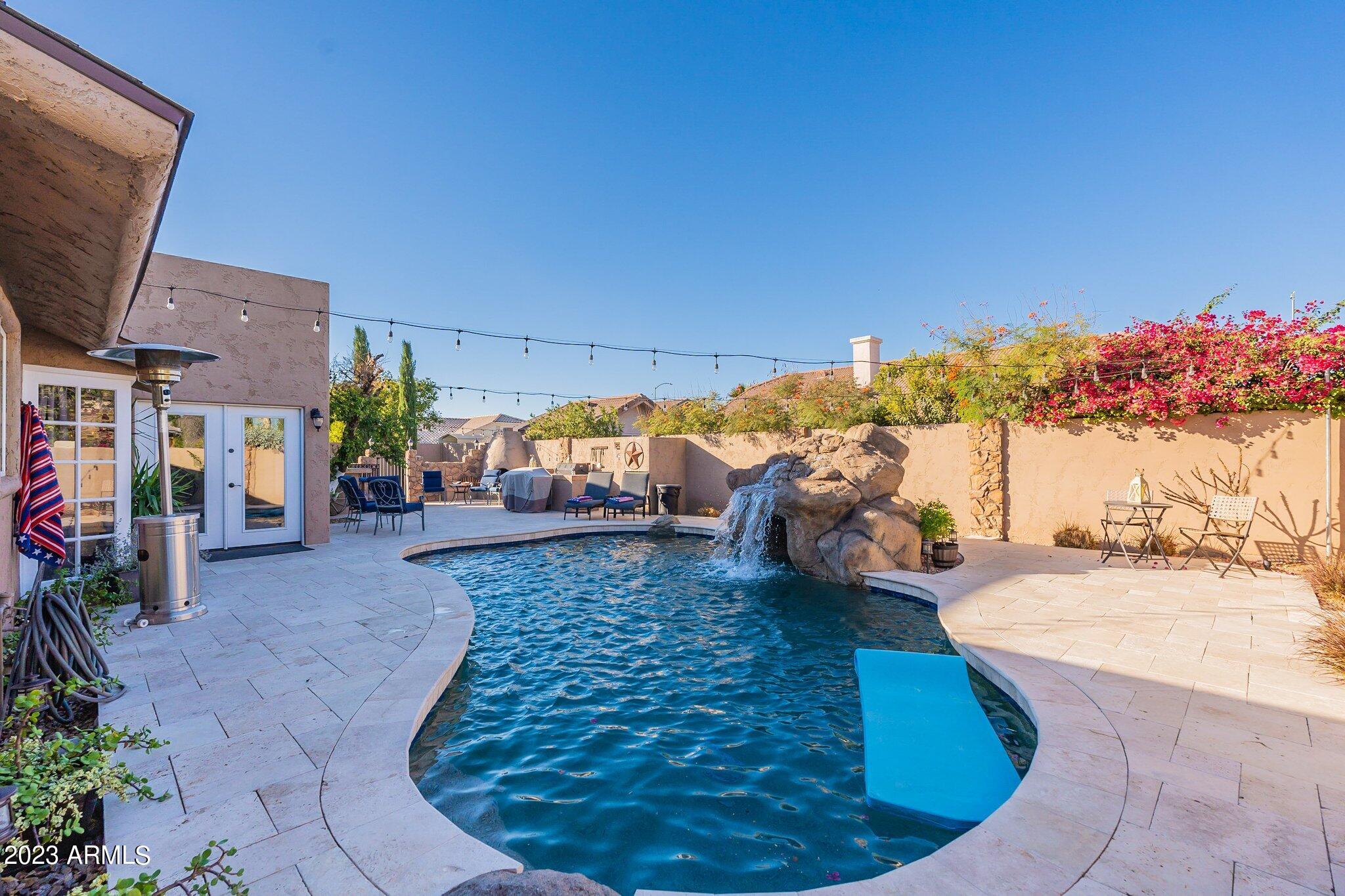 2512 E LEONORA Street