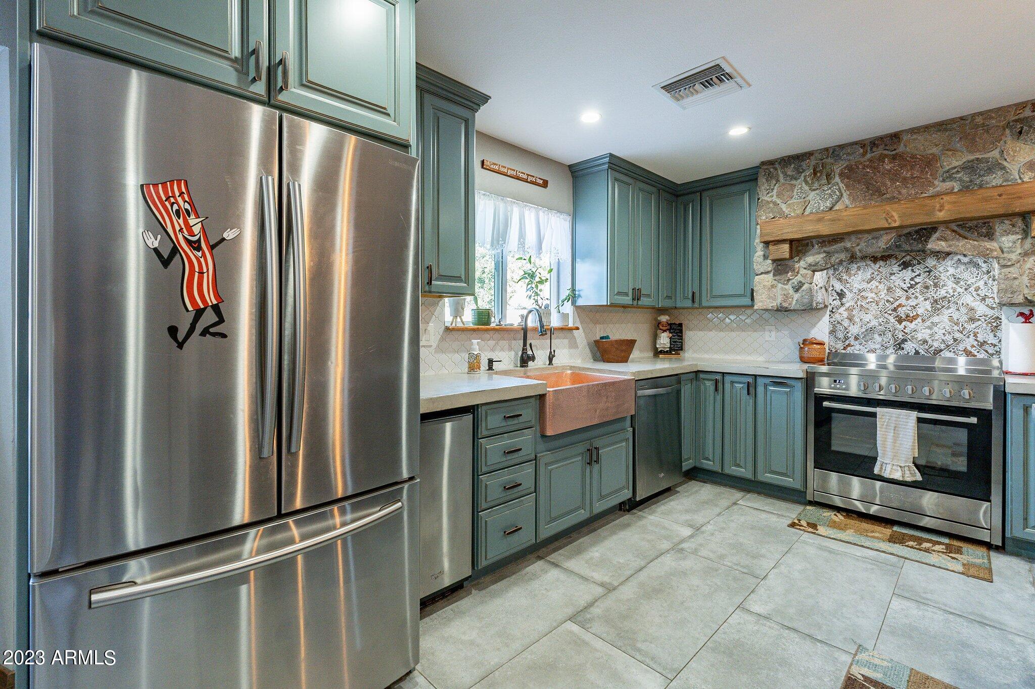 2512 E LEONORA Street