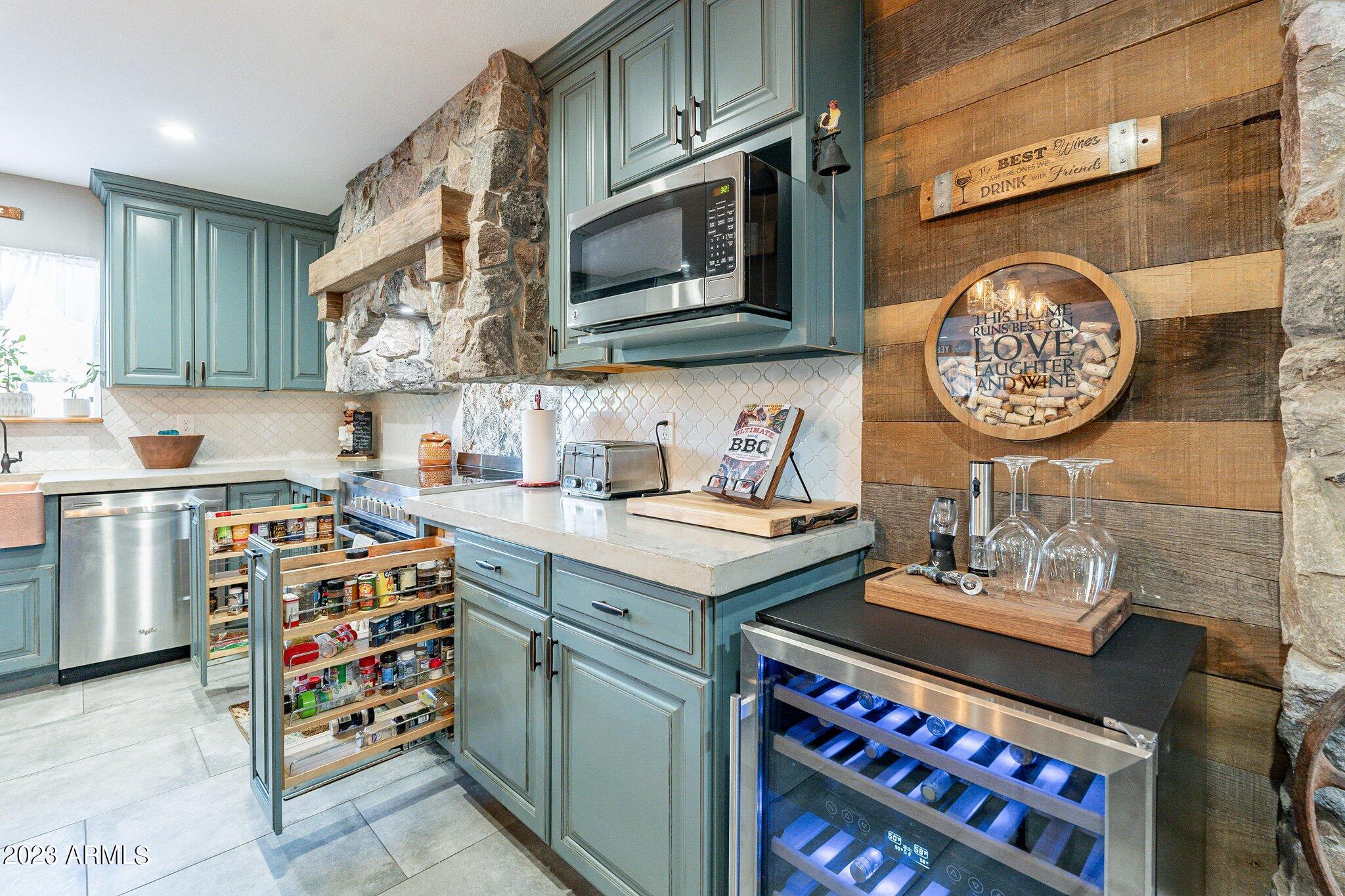 2512 E LEONORA Street