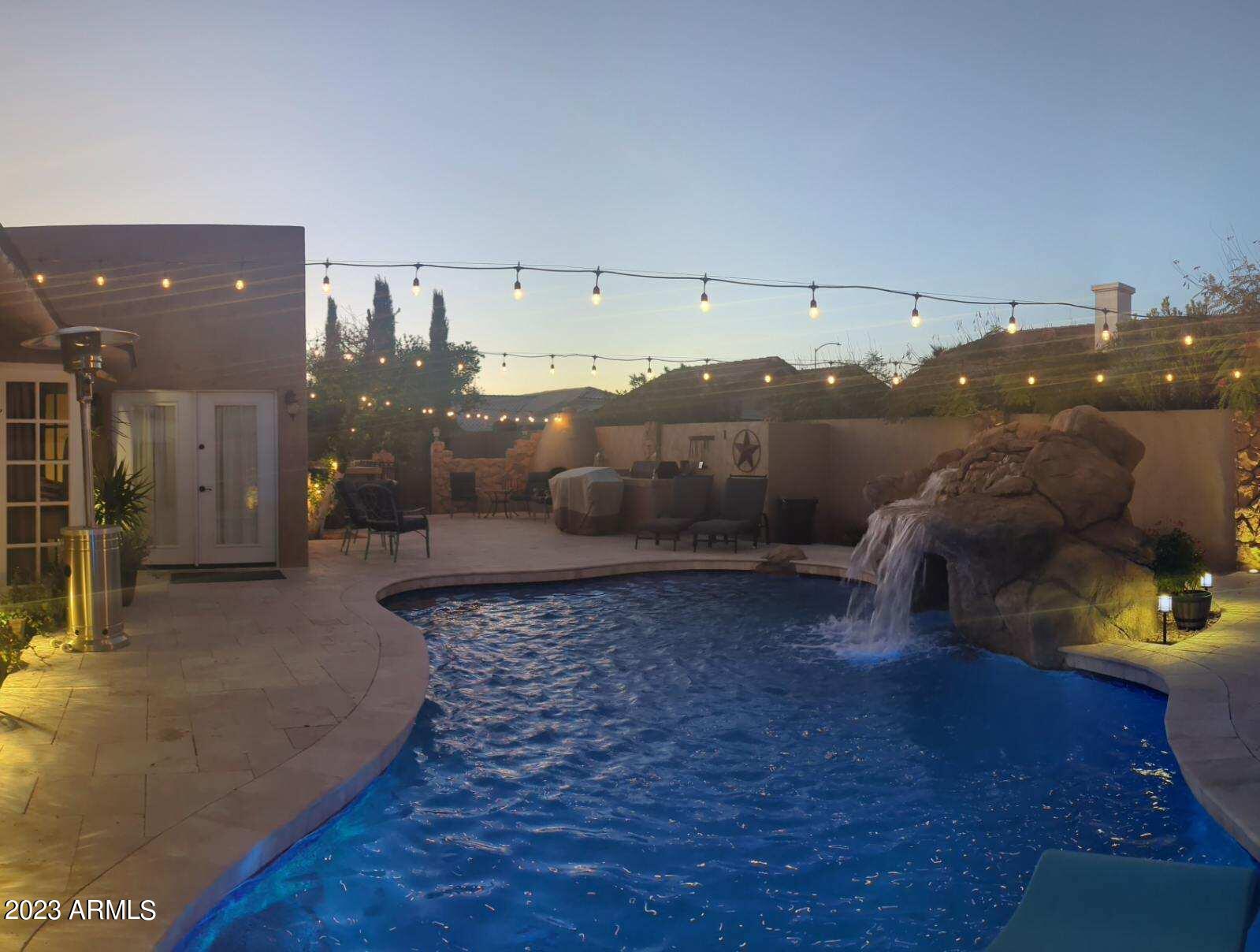 2512 E LEONORA Street