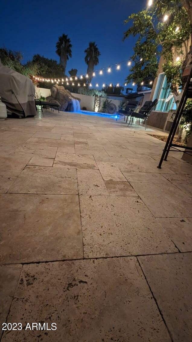 2512 E LEONORA Street