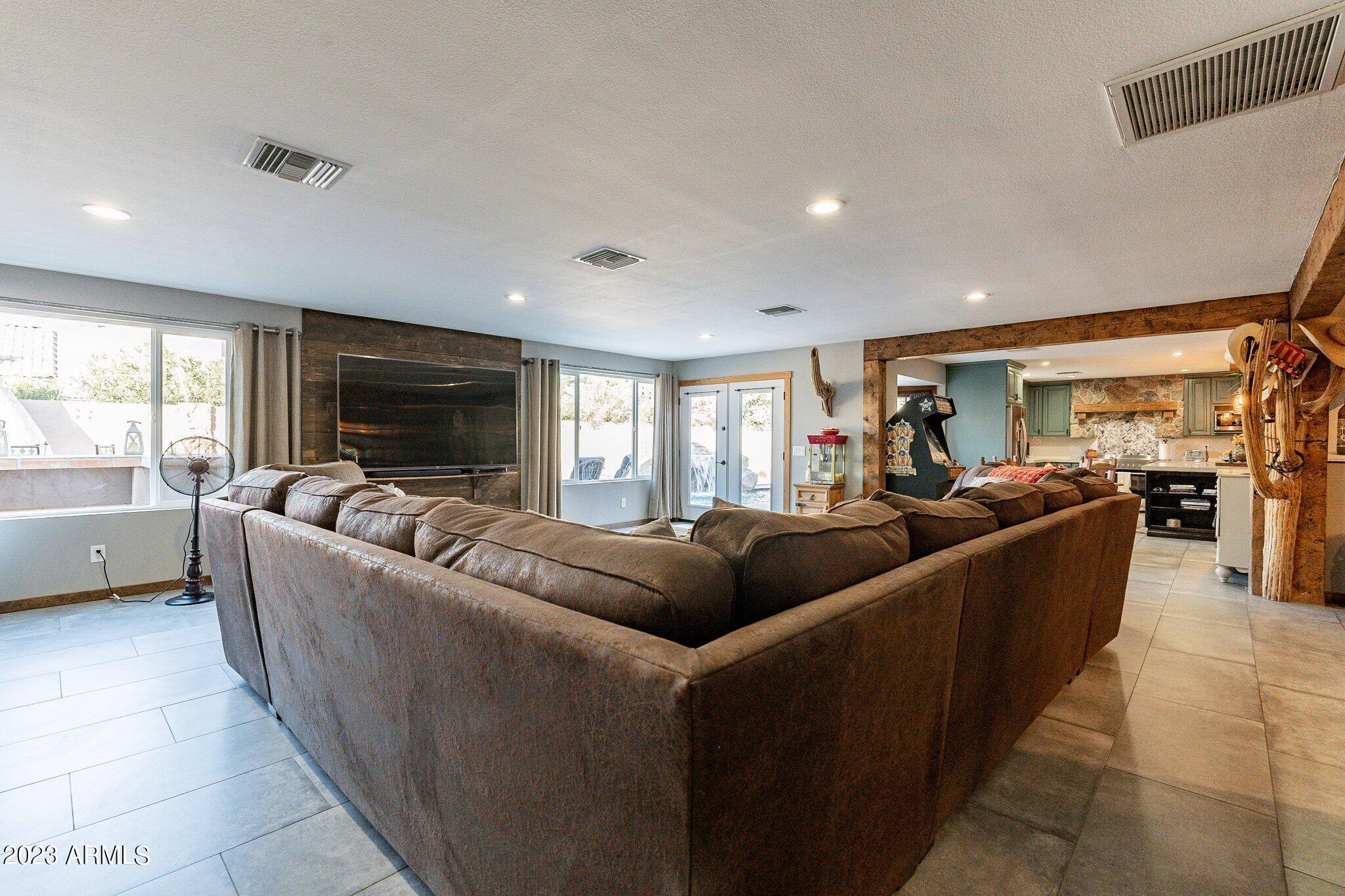 2512 E LEONORA Street