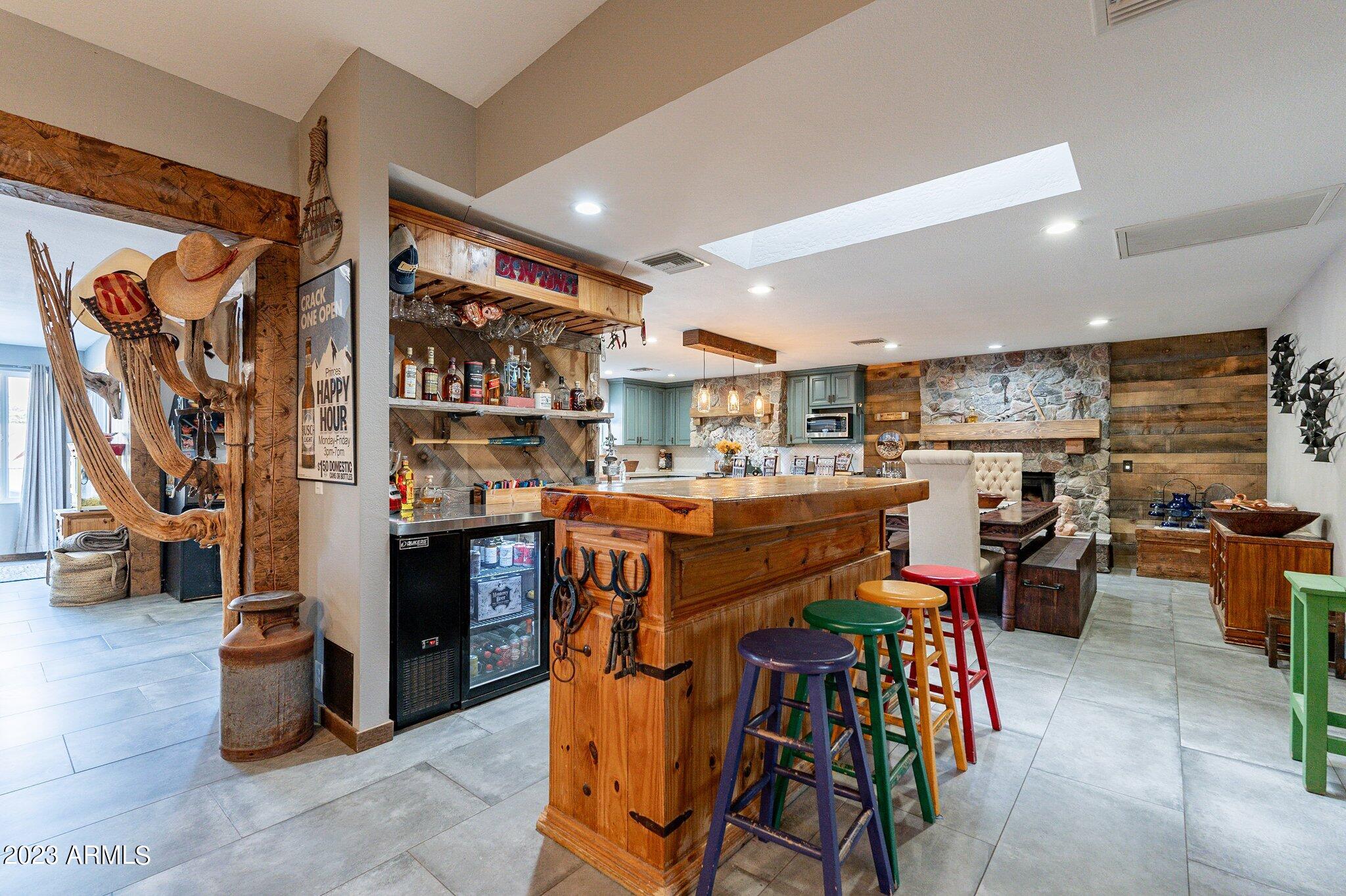 2512 E LEONORA Street