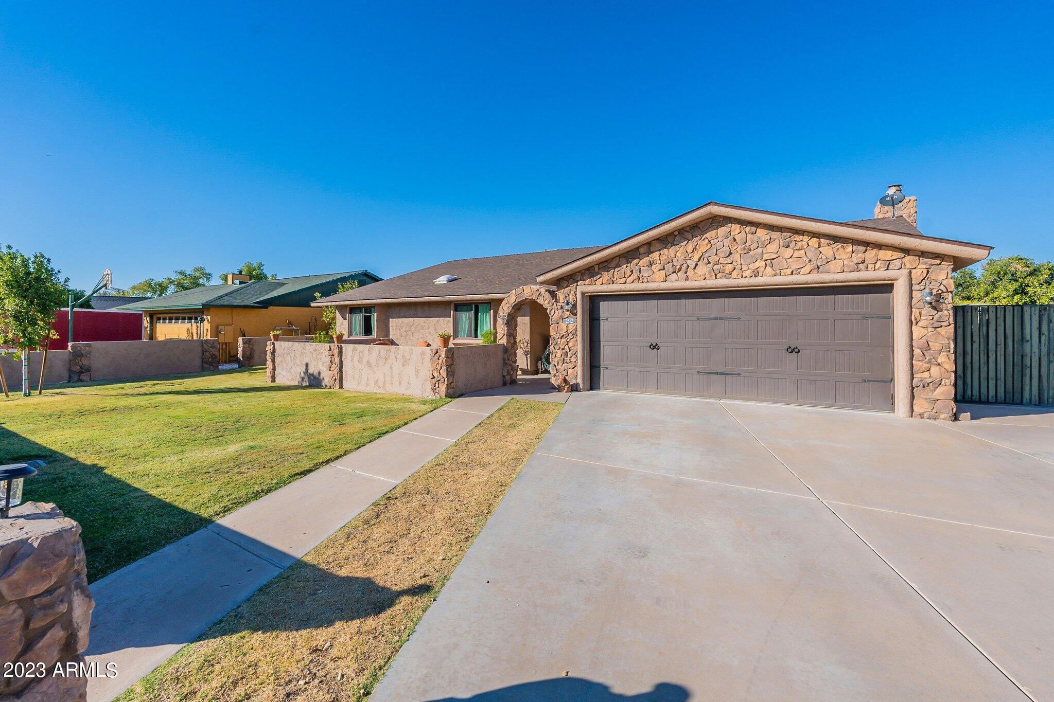 2512 E LEONORA Street