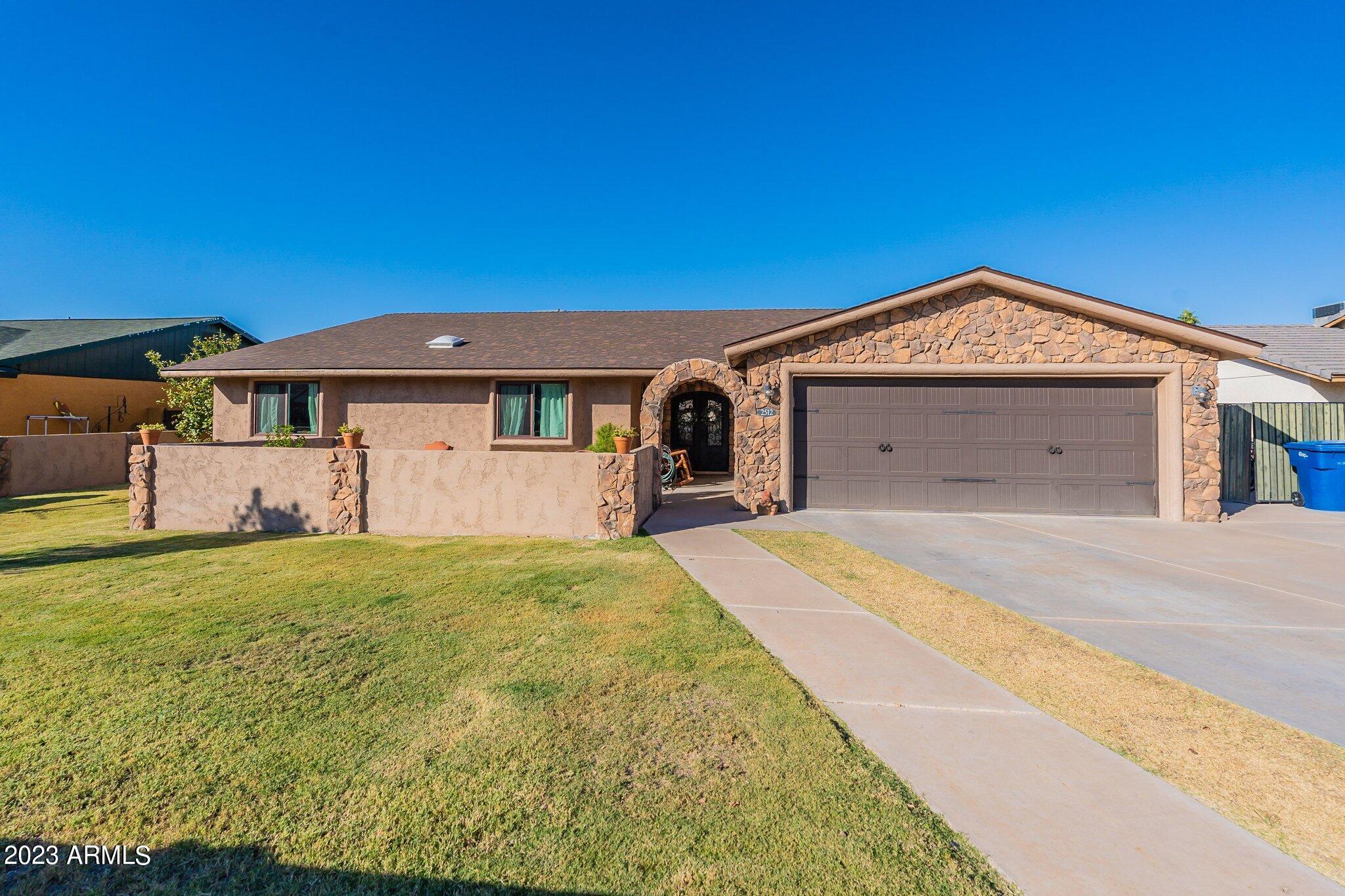 2512 E LEONORA Street