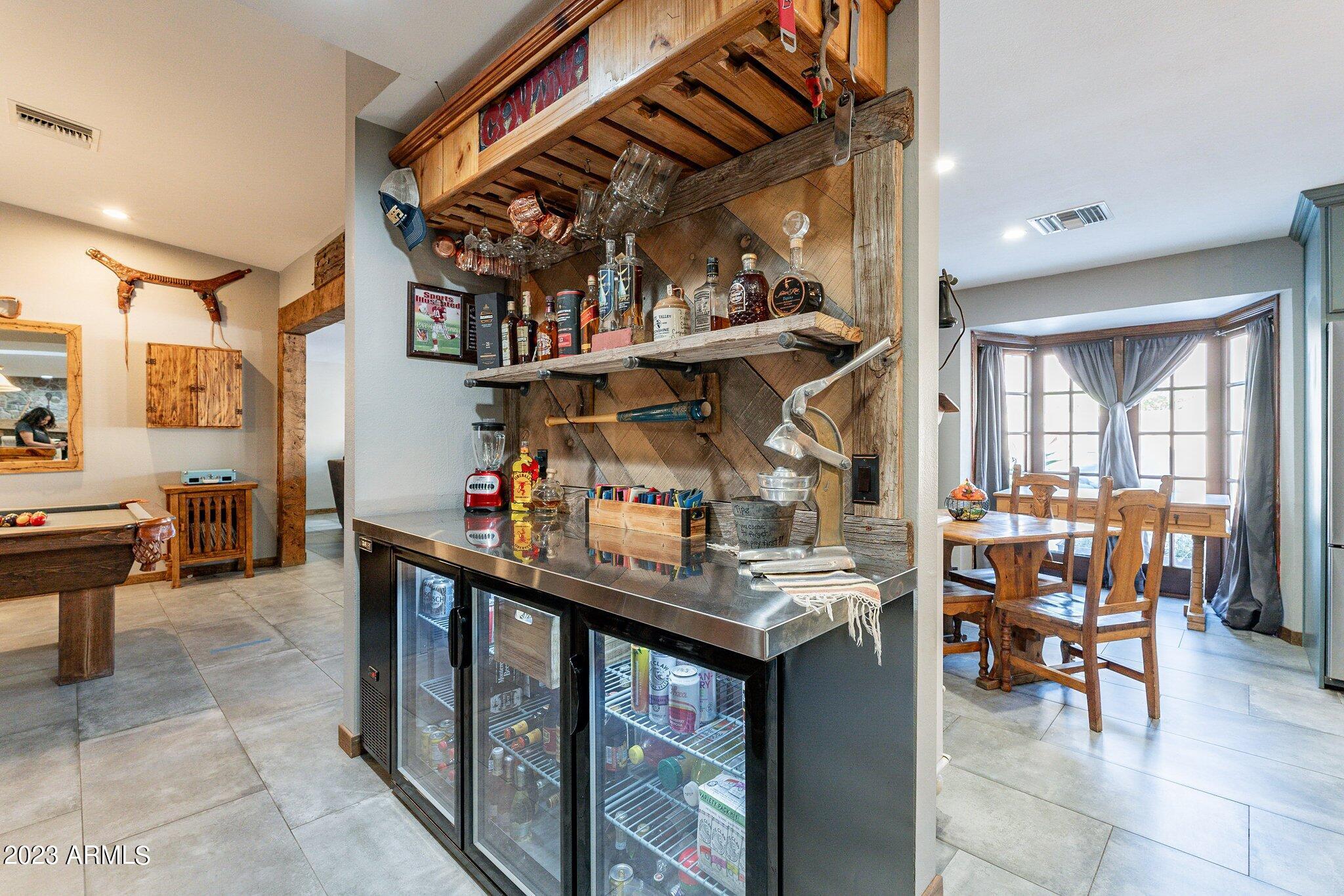 2512 E LEONORA Street