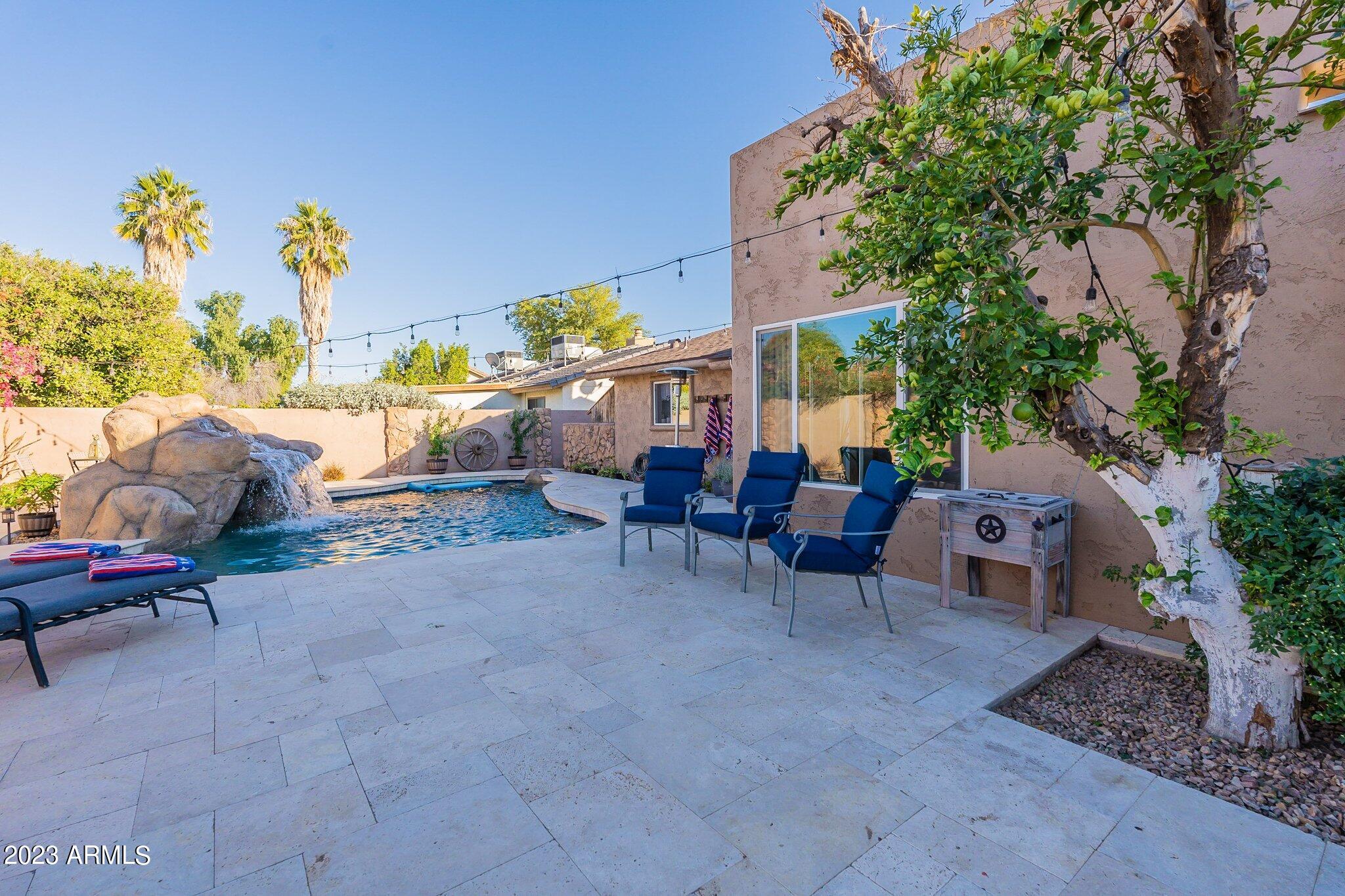 2512 E LEONORA Street