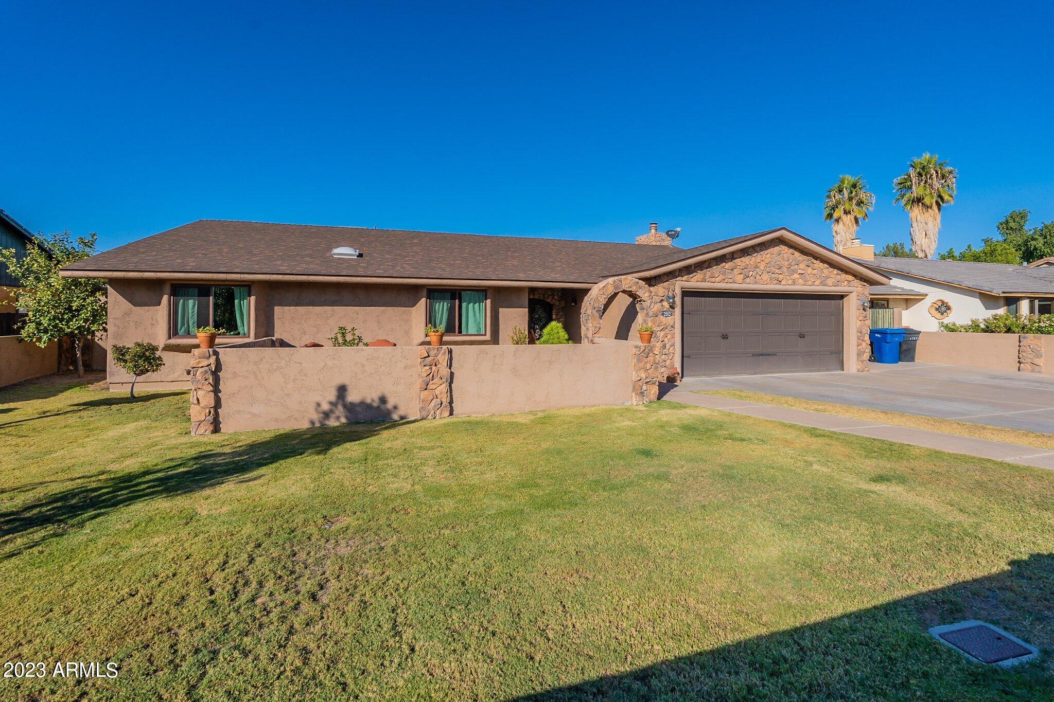 2512 E LEONORA Street