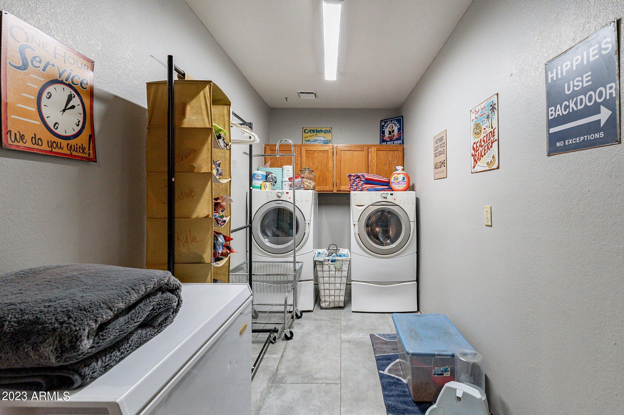 2512 E LEONORA Street