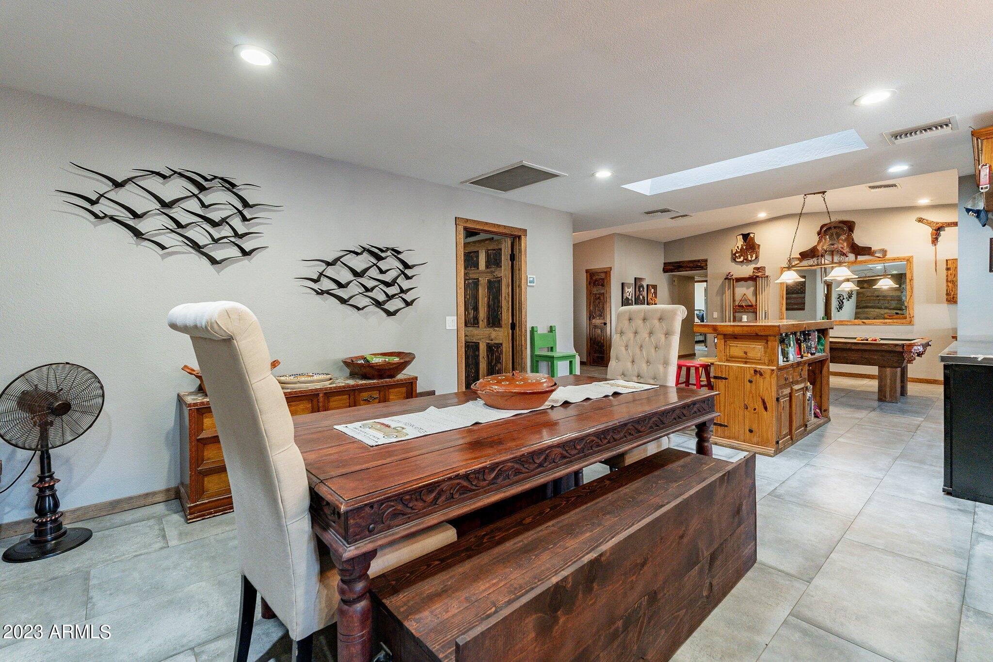 2512 E LEONORA Street