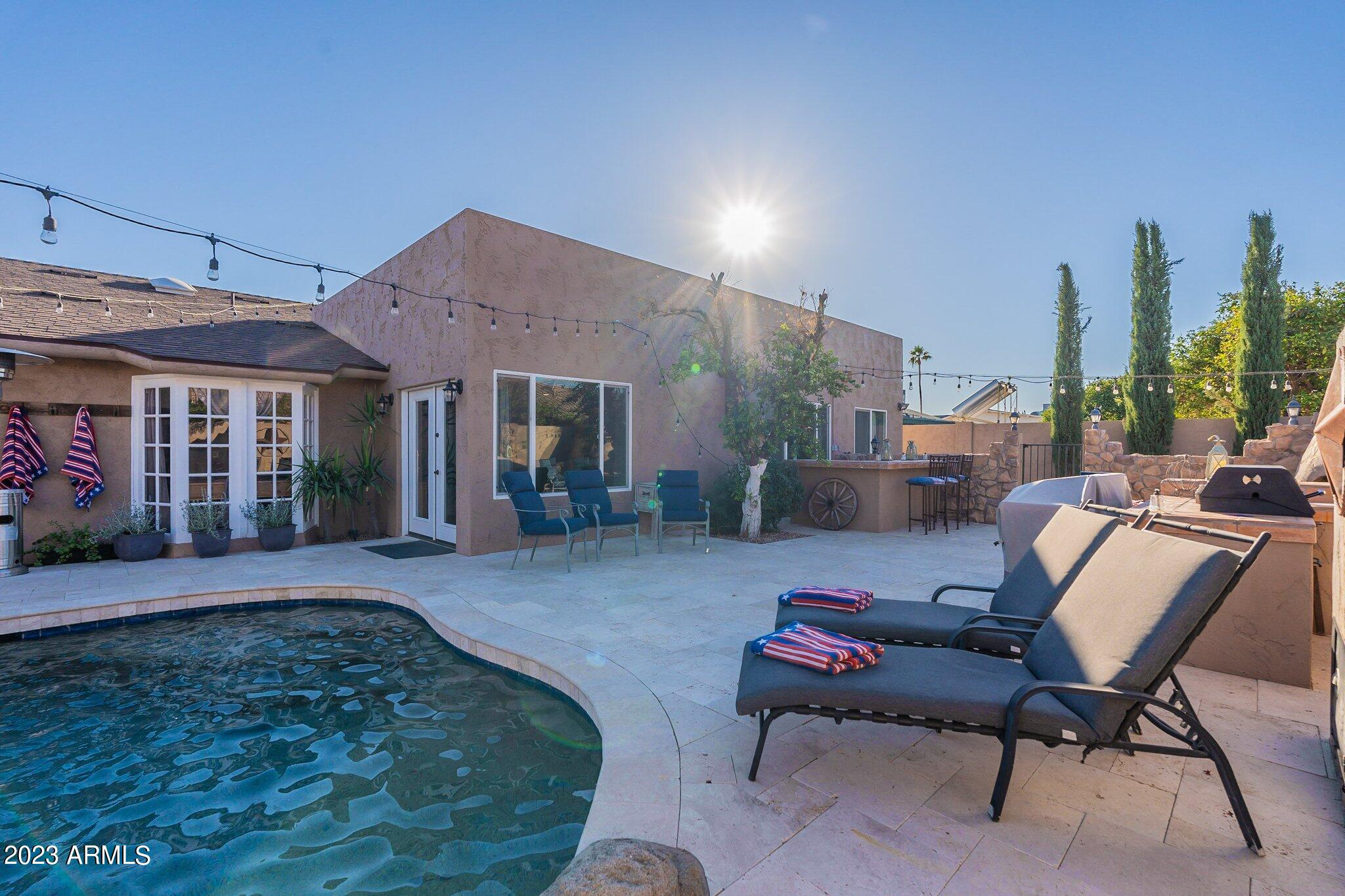 2512 E LEONORA Street