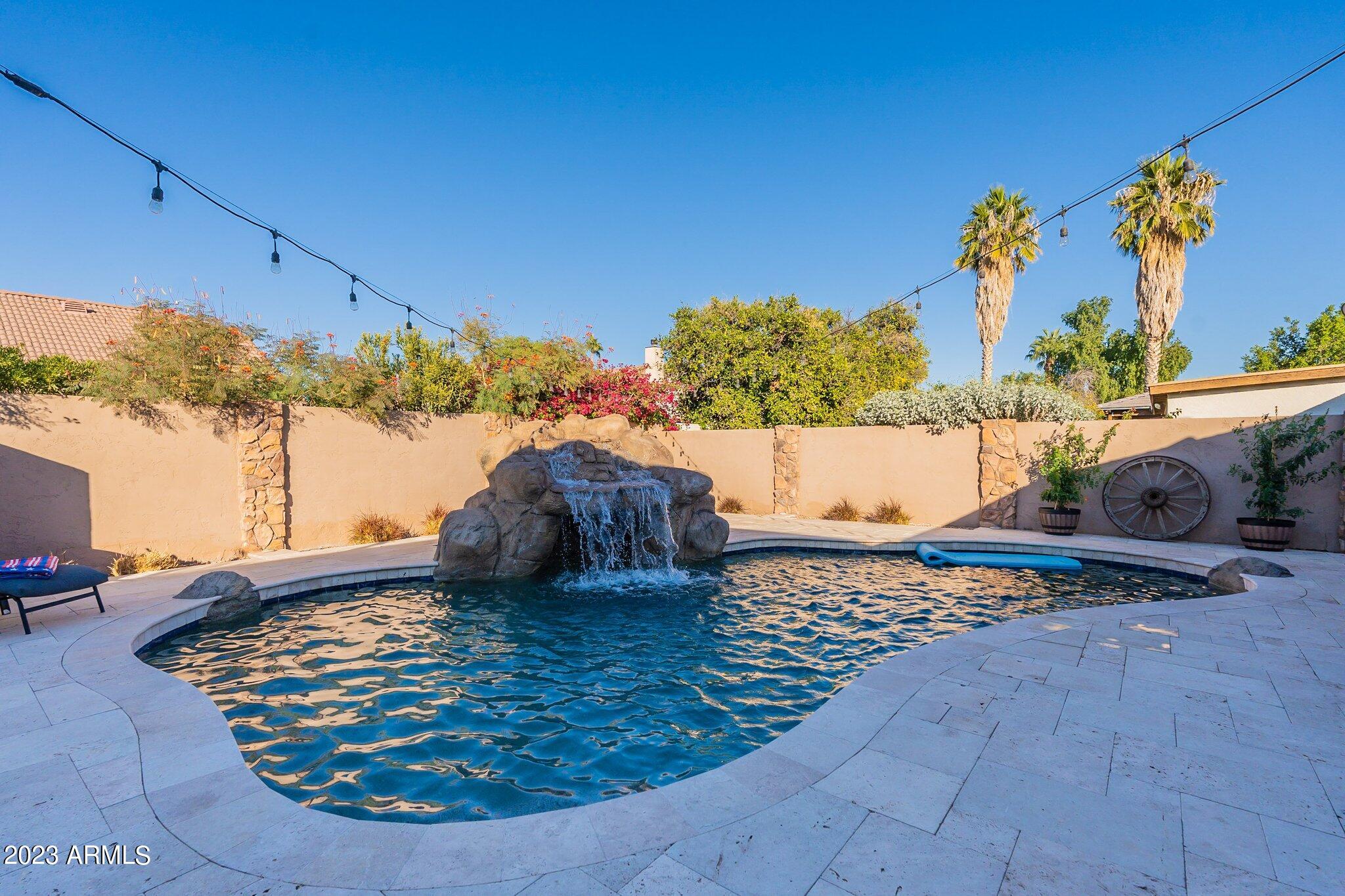 2512 E LEONORA Street