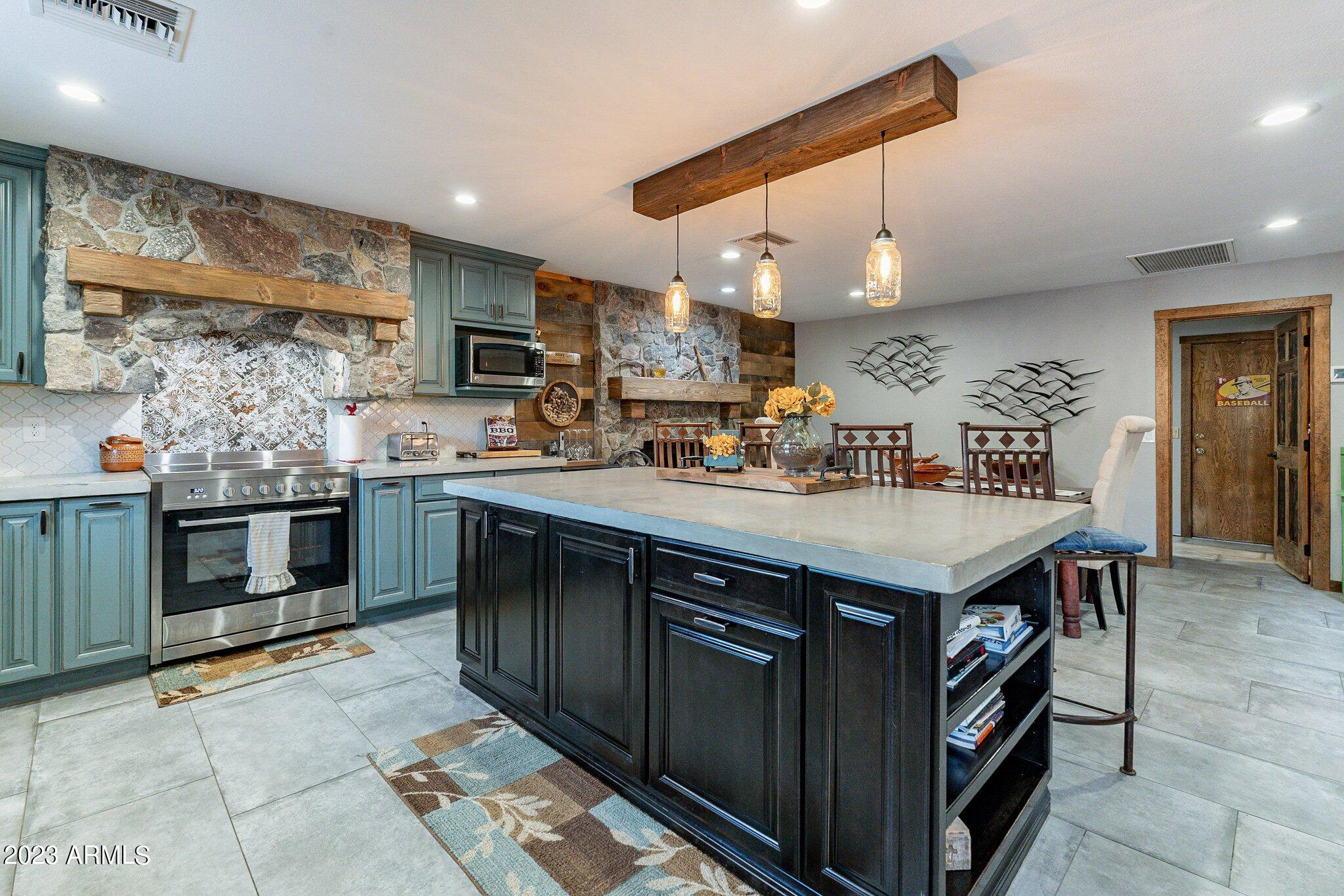 2512 E LEONORA Street