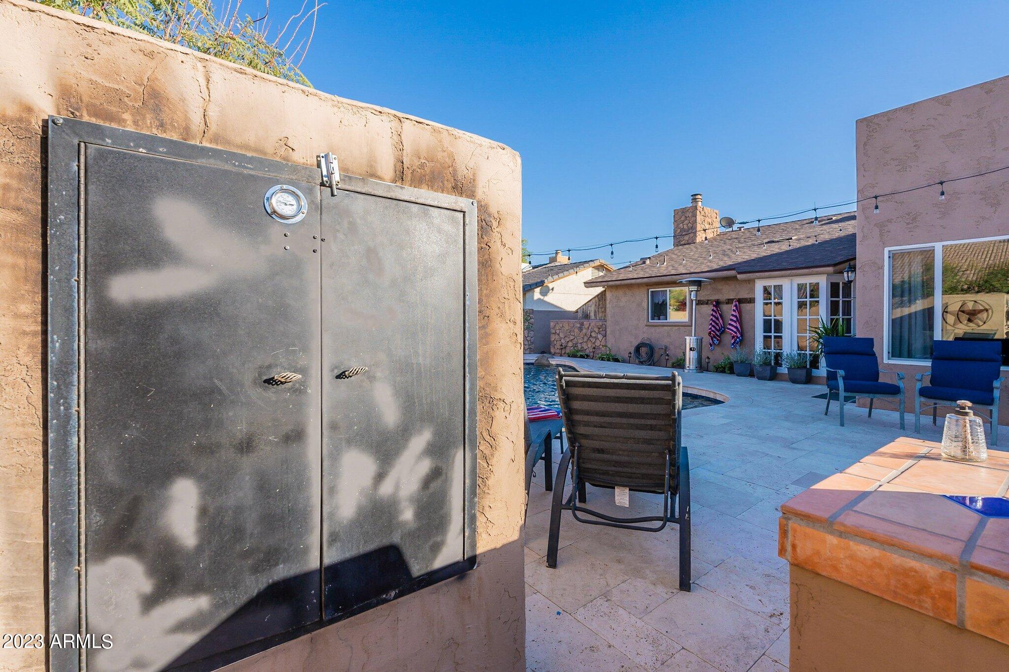 2512 E LEONORA Street