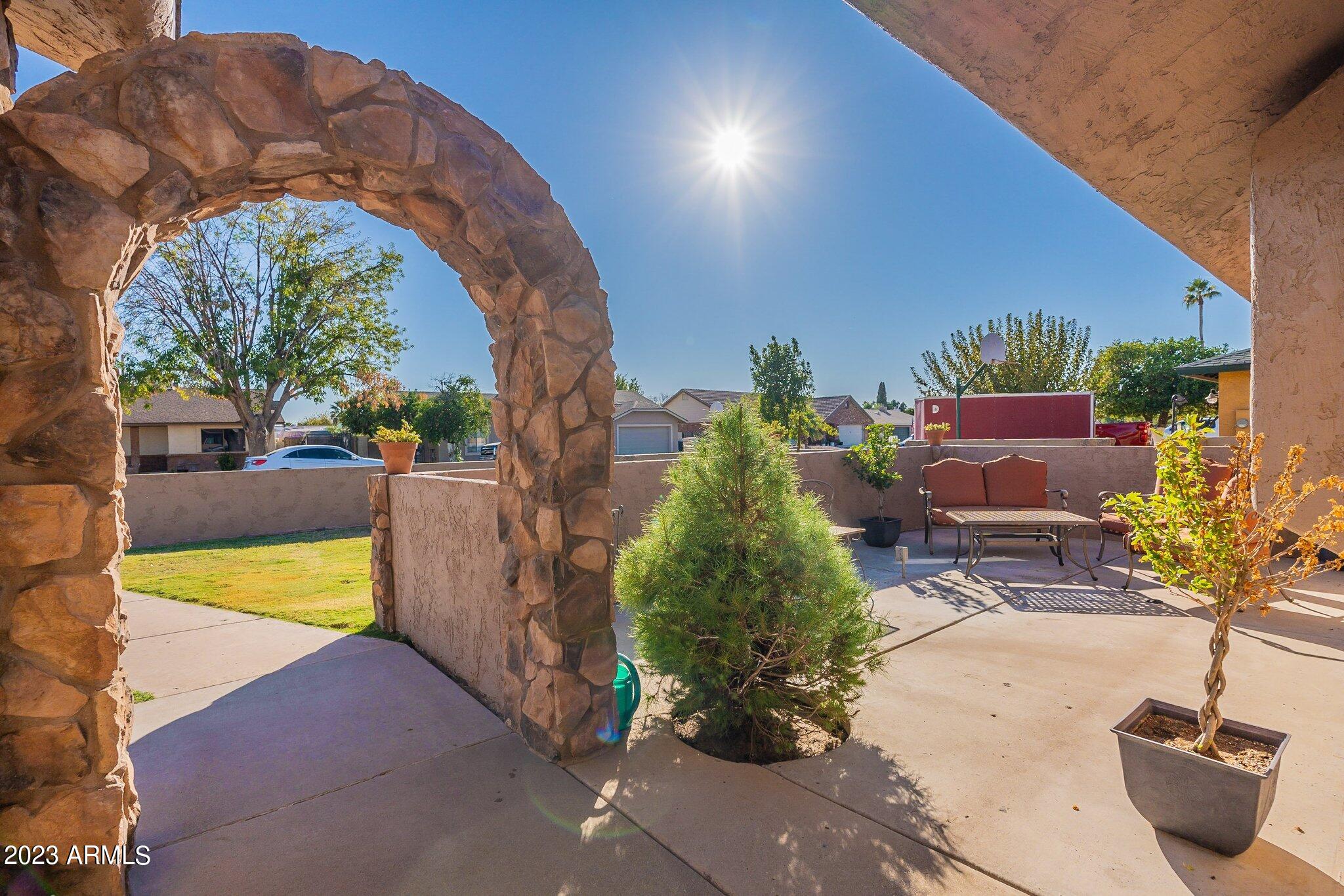 2512 E LEONORA Street