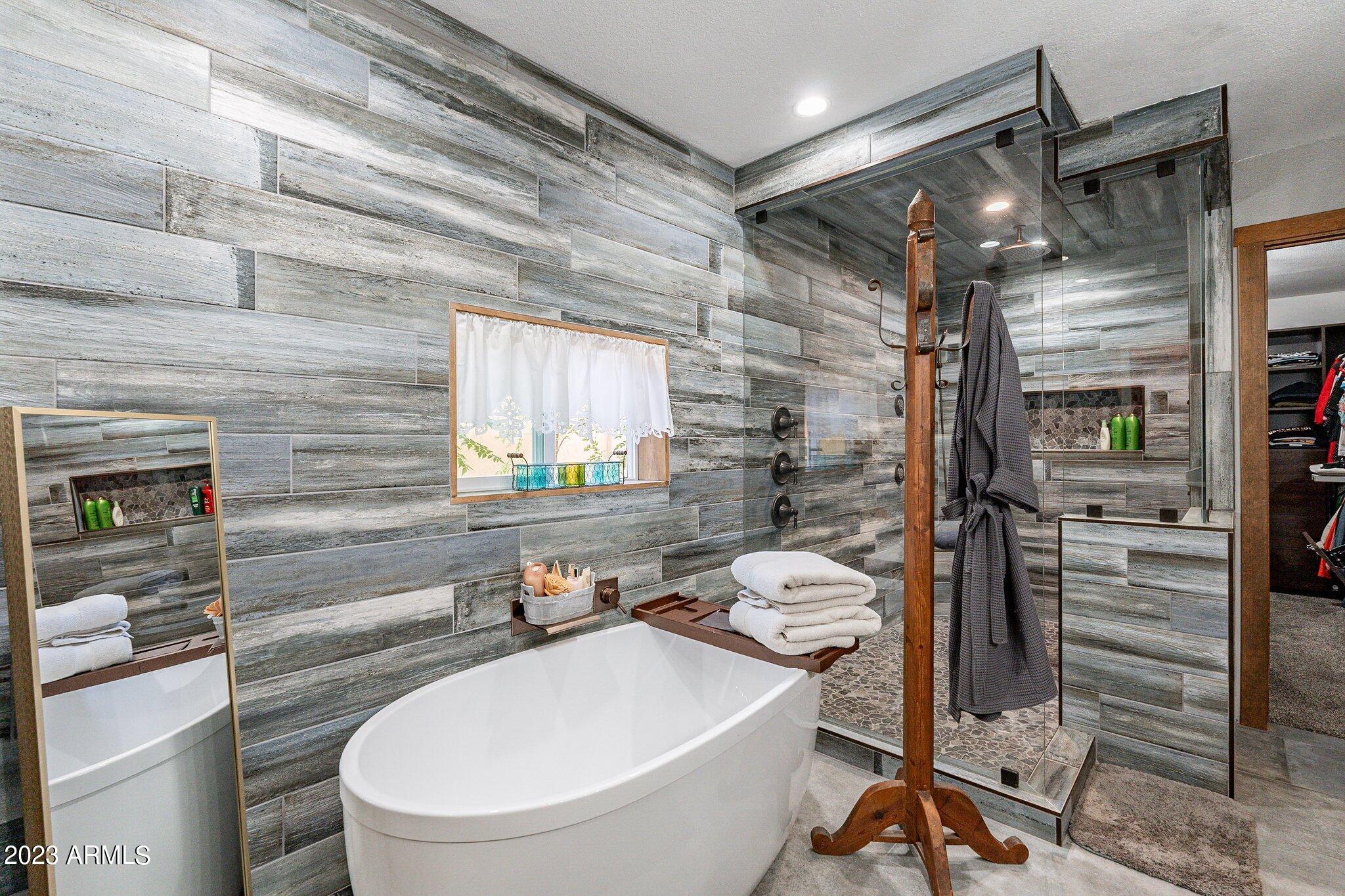 2512 E LEONORA Street