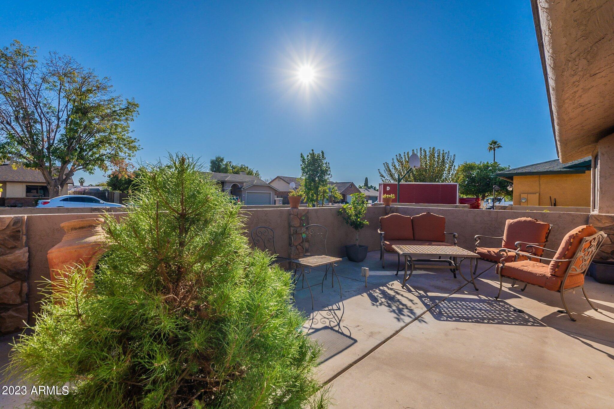 2512 E LEONORA Street