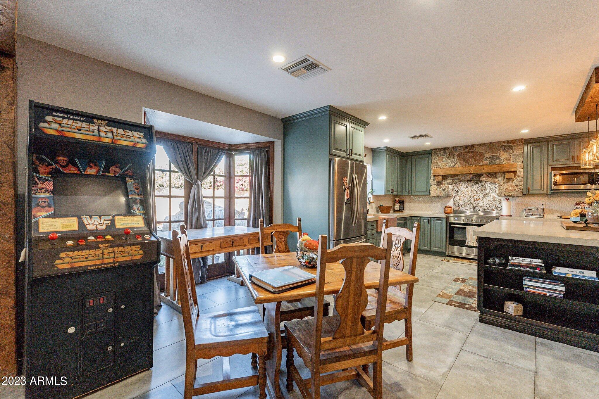 2512 E LEONORA Street