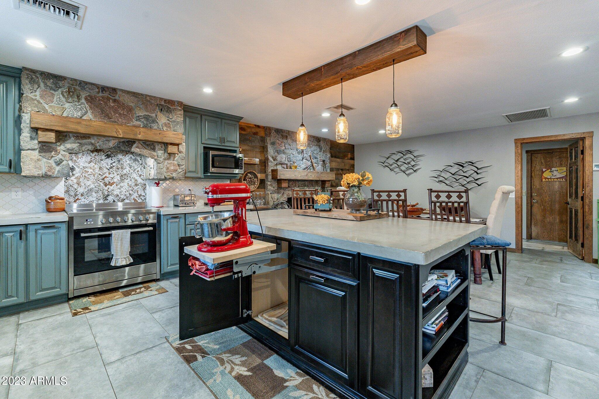 2512 E LEONORA Street