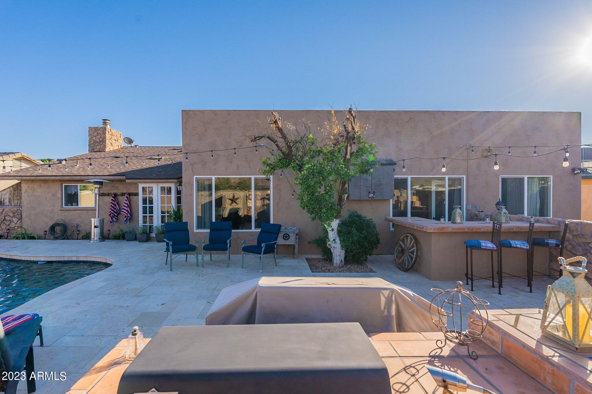 2512 E LEONORA Street