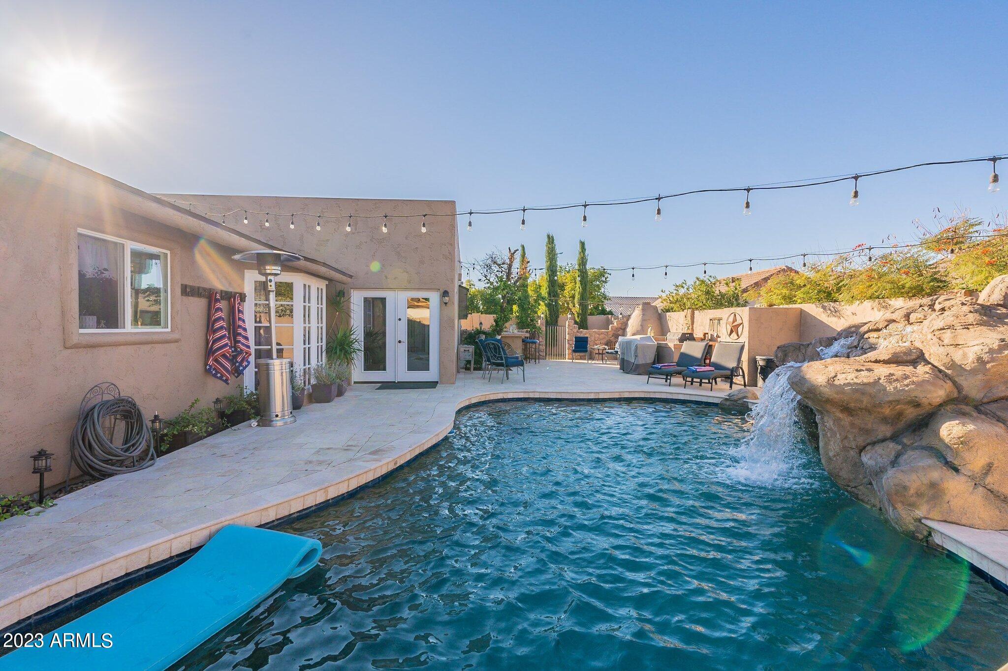 2512 E LEONORA Street