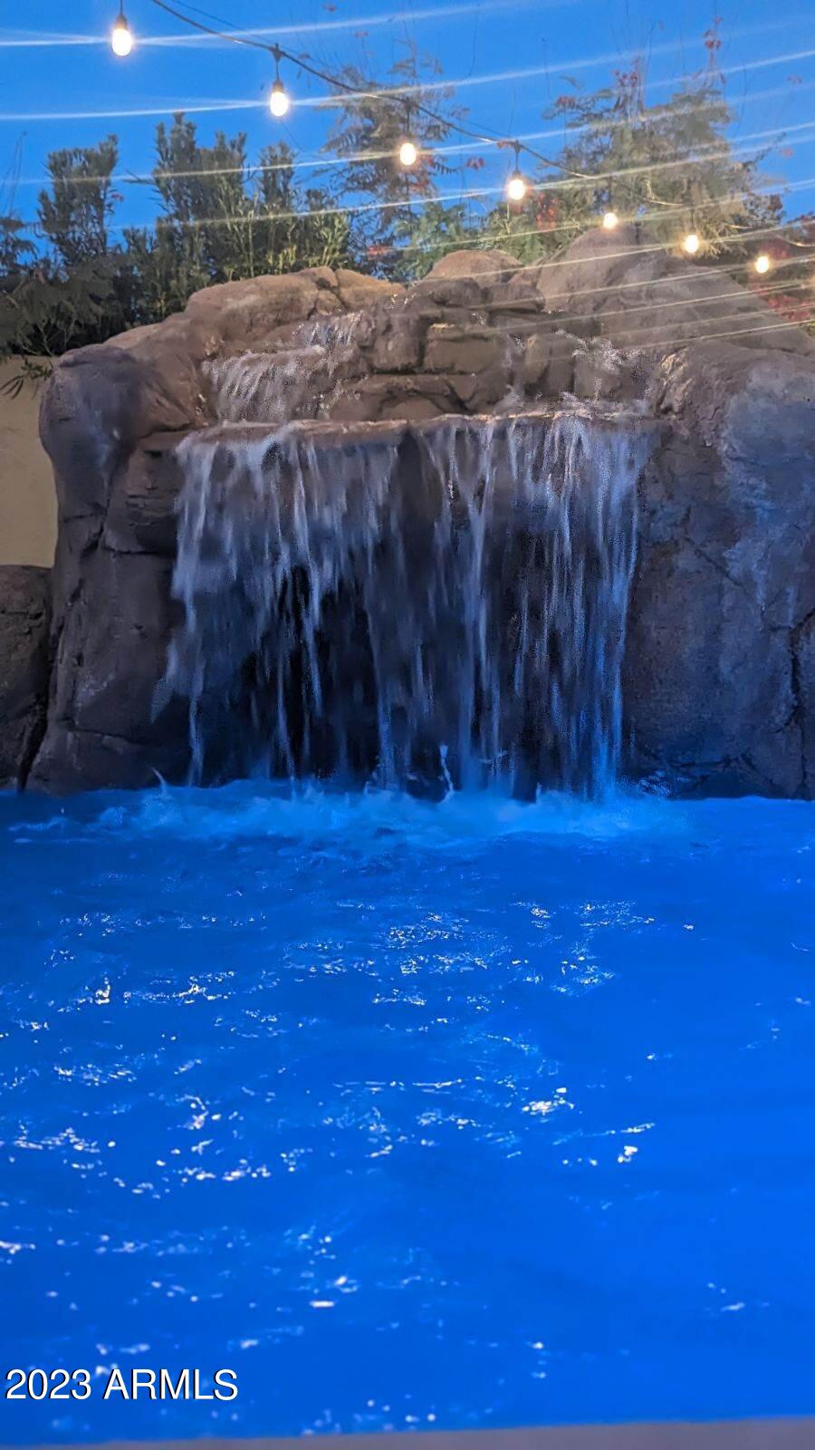 2512 E LEONORA Street