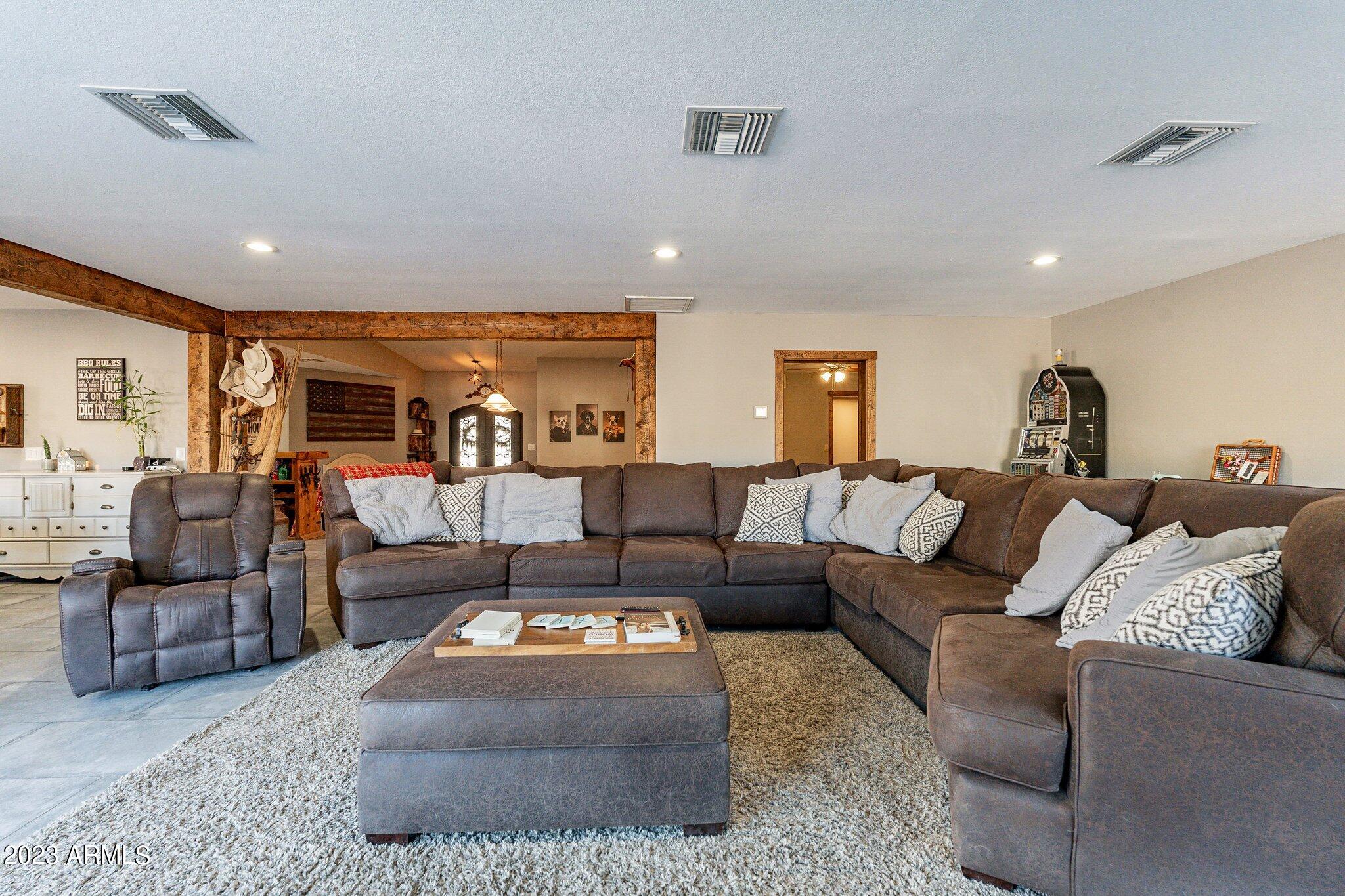 2512 E LEONORA Street