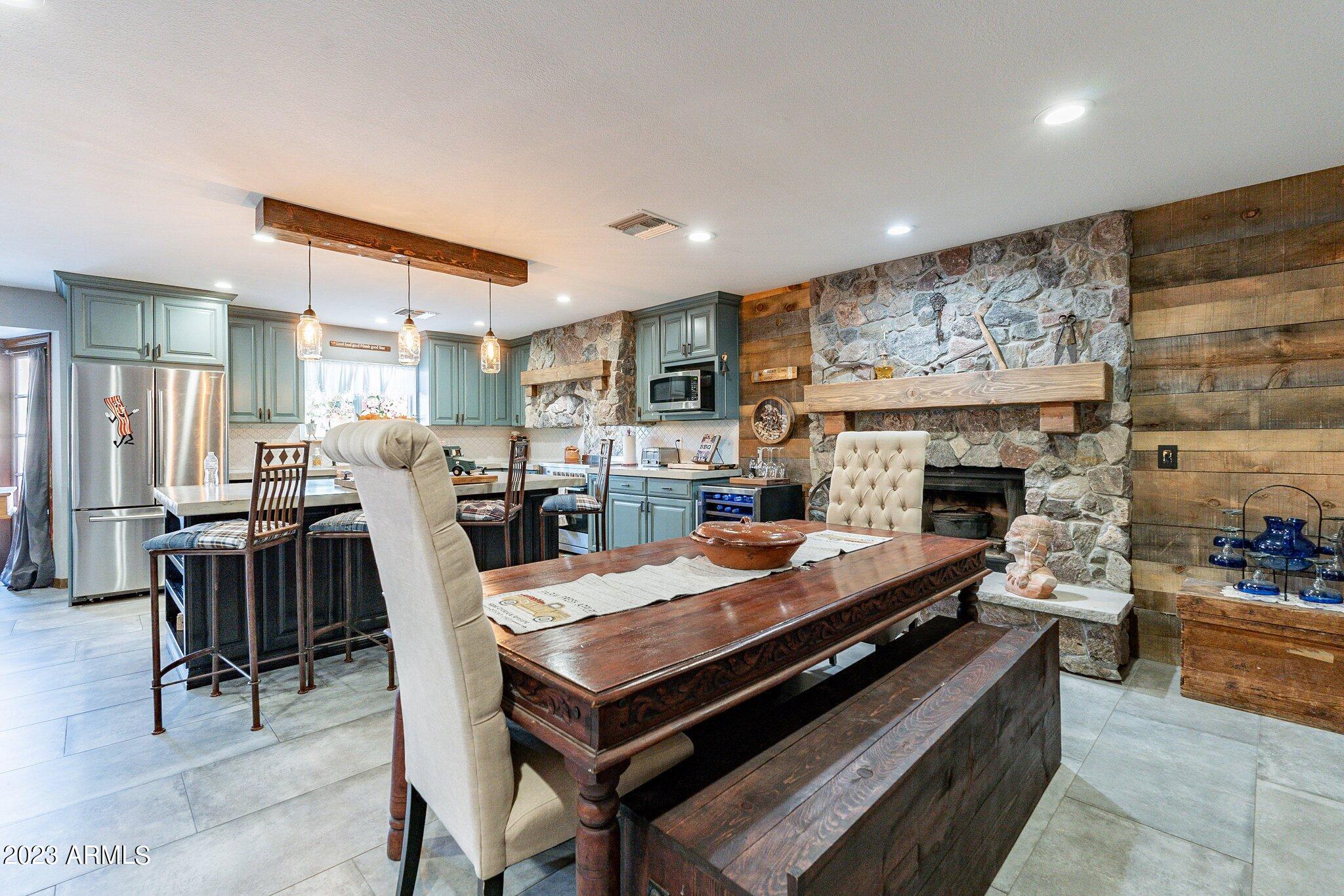 2512 E LEONORA Street