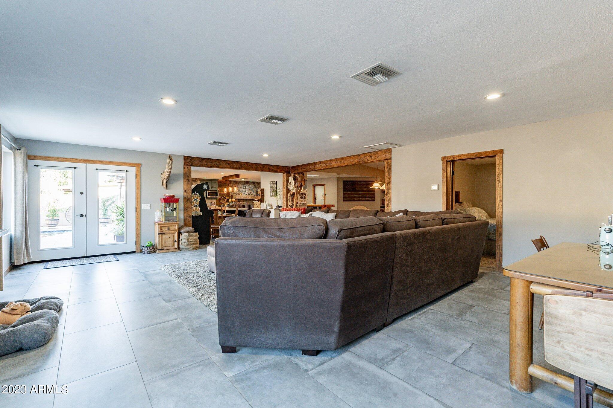 2512 E LEONORA Street