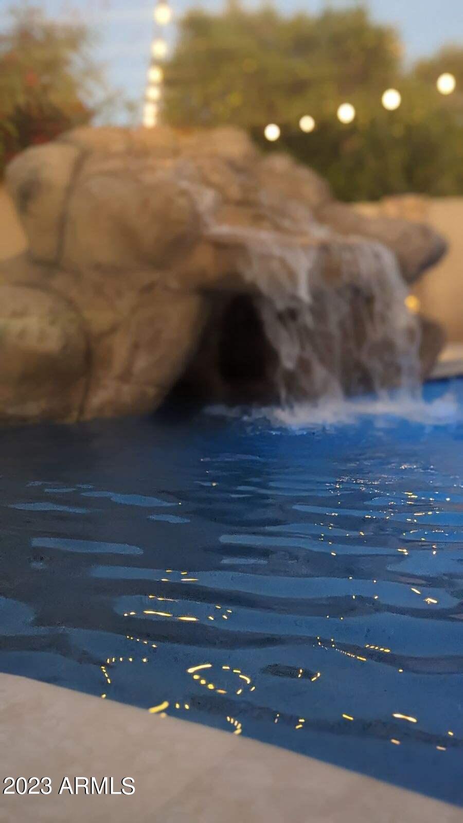 2512 E LEONORA Street