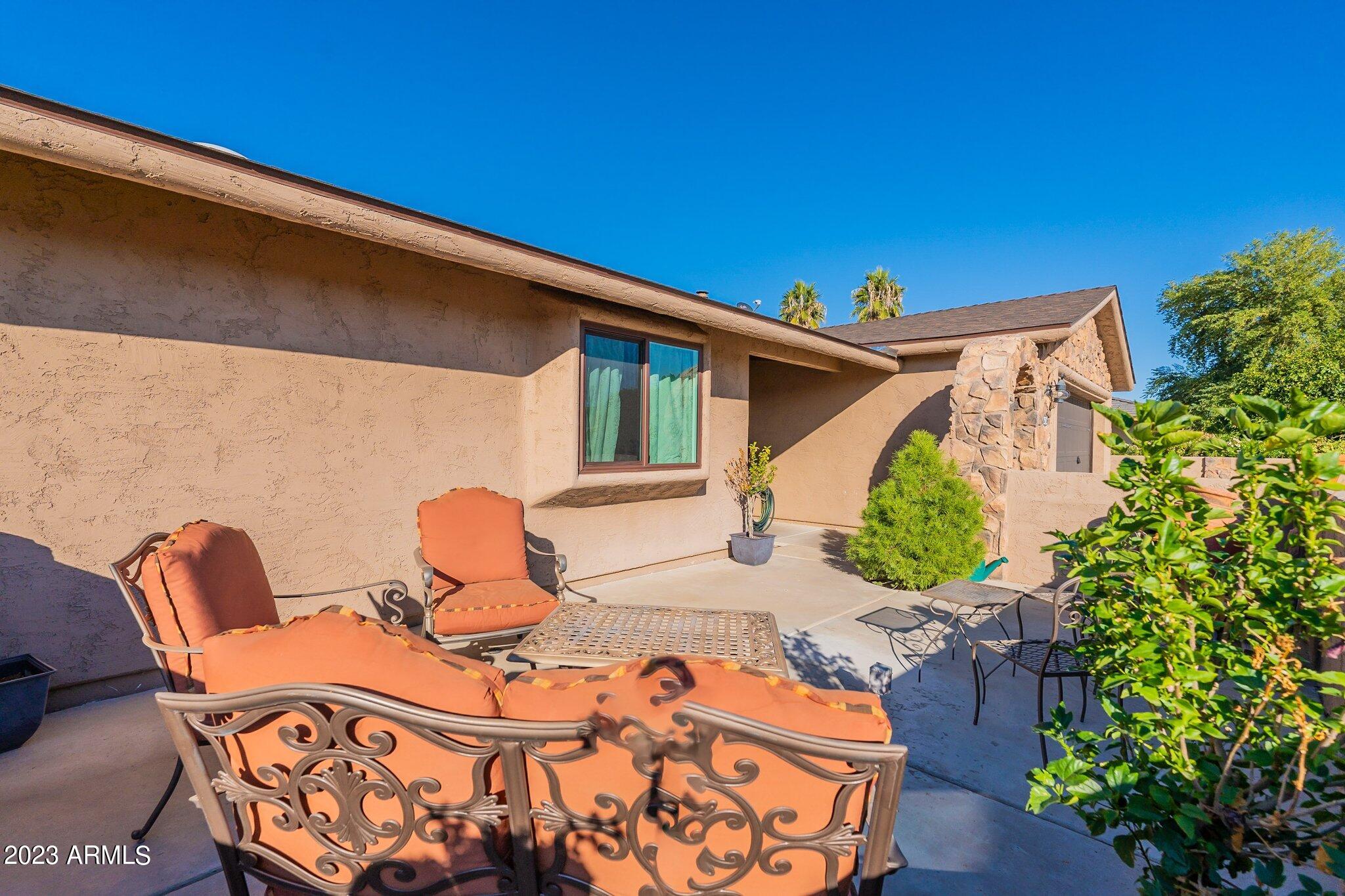 2512 E LEONORA Street