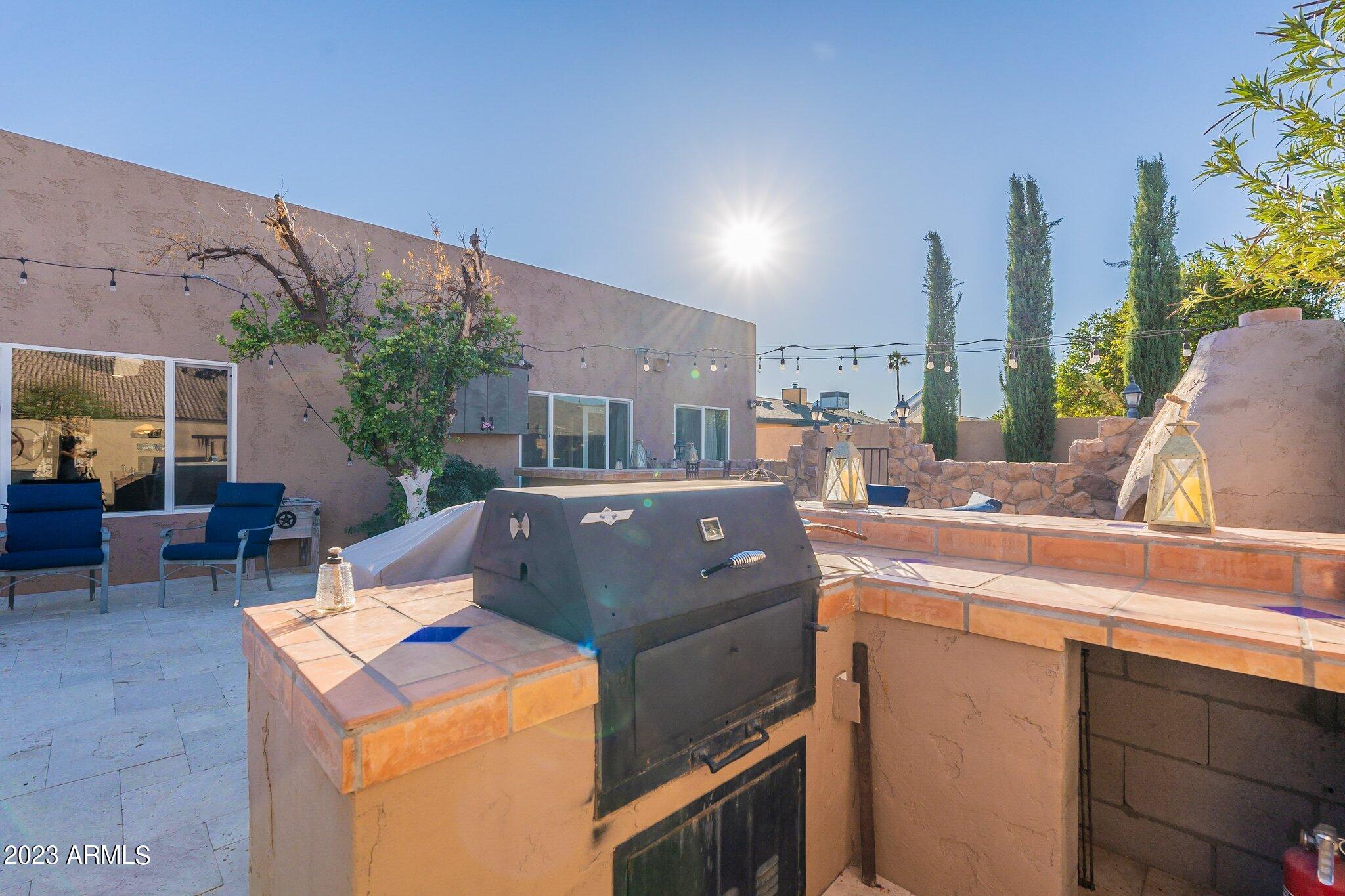 2512 E LEONORA Street