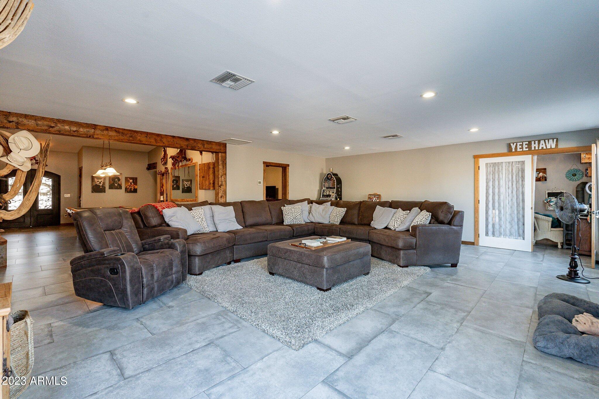 2512 E LEONORA Street