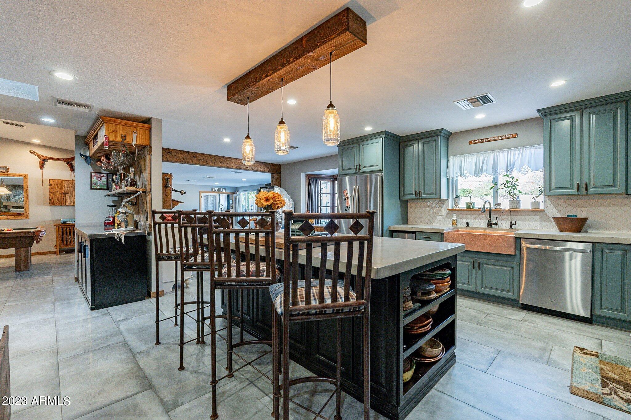 2512 E LEONORA Street