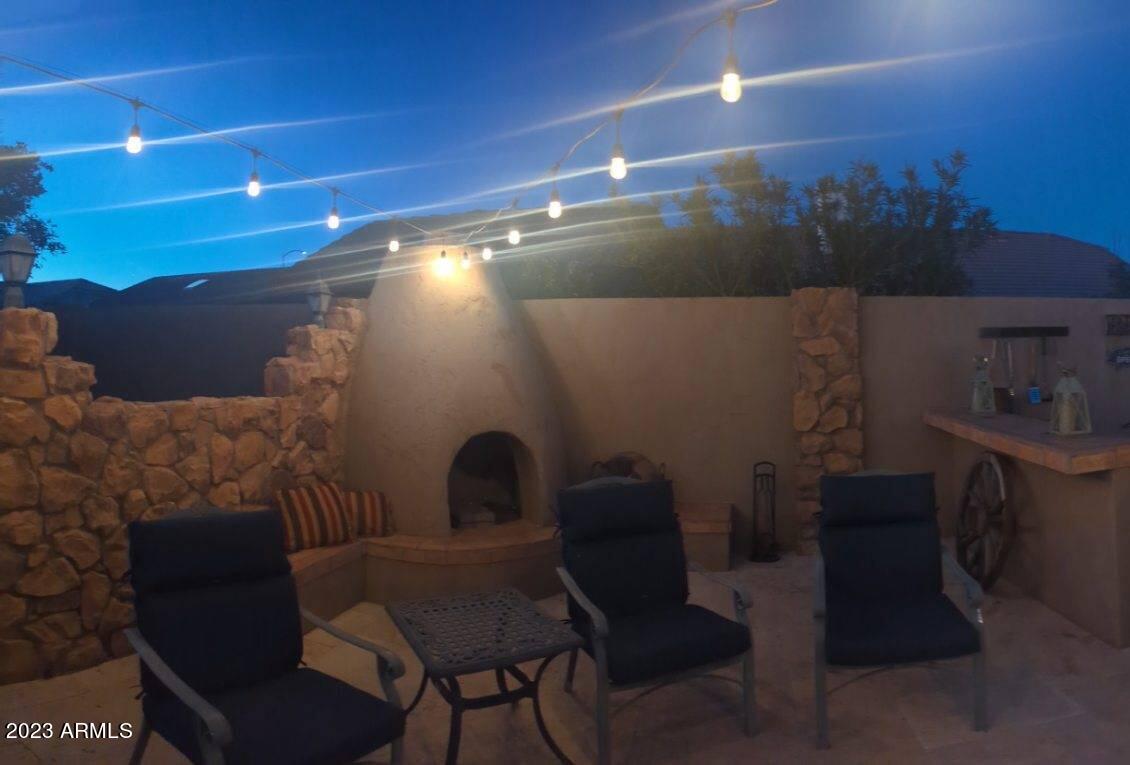 2512 E LEONORA Street