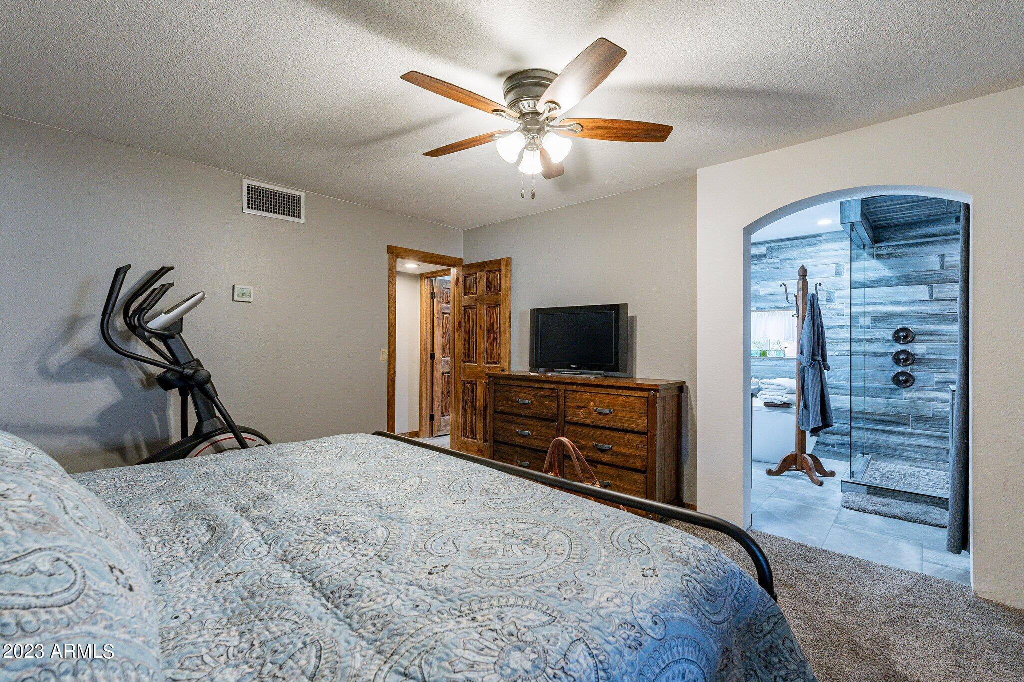 2512 E LEONORA Street